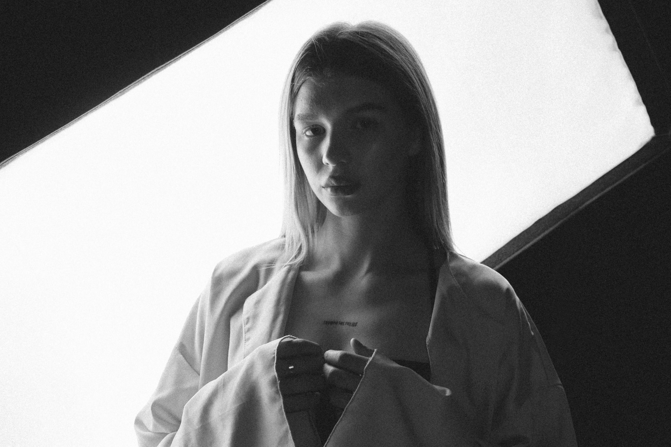 Фото на студии девушка