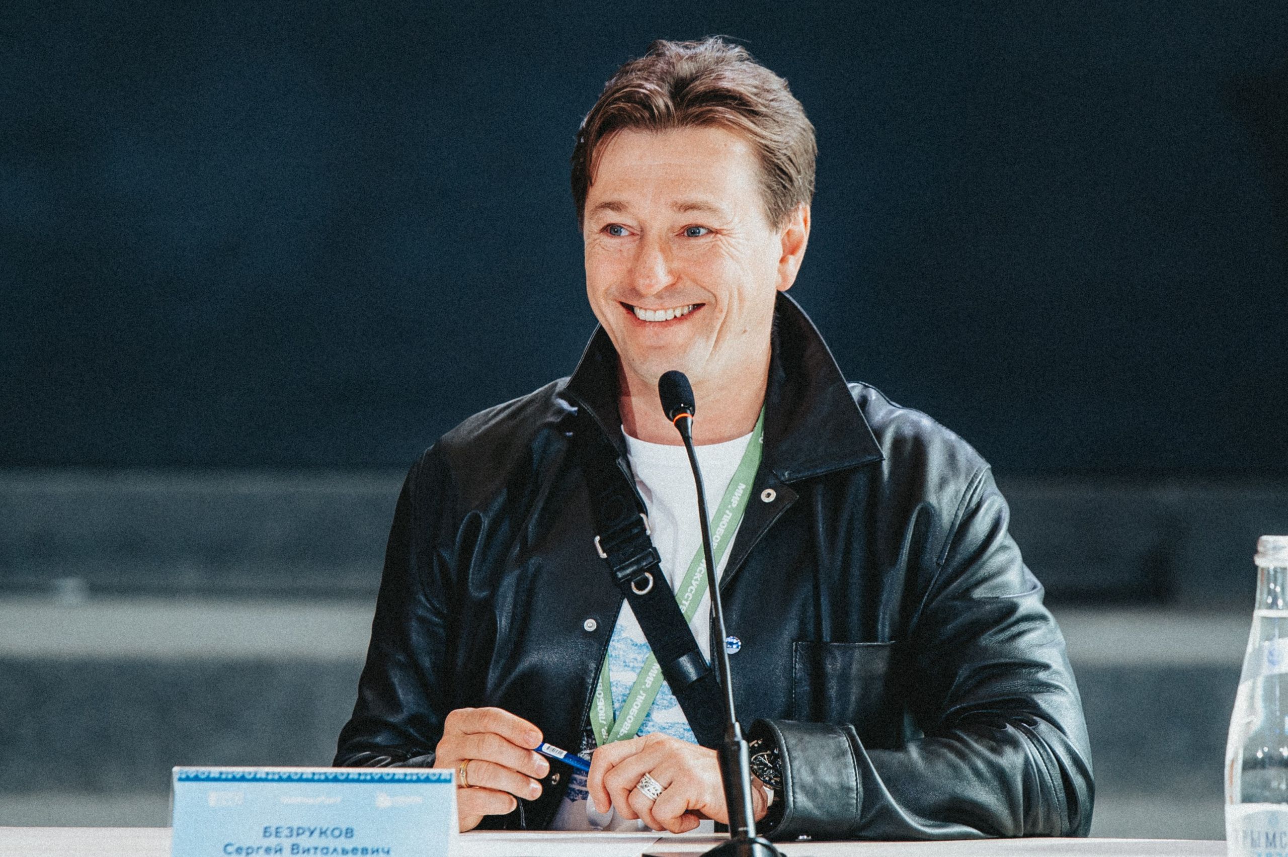 Съемка конференции в Ростове-на-Дону на которой Сергей Безруков улыбается 