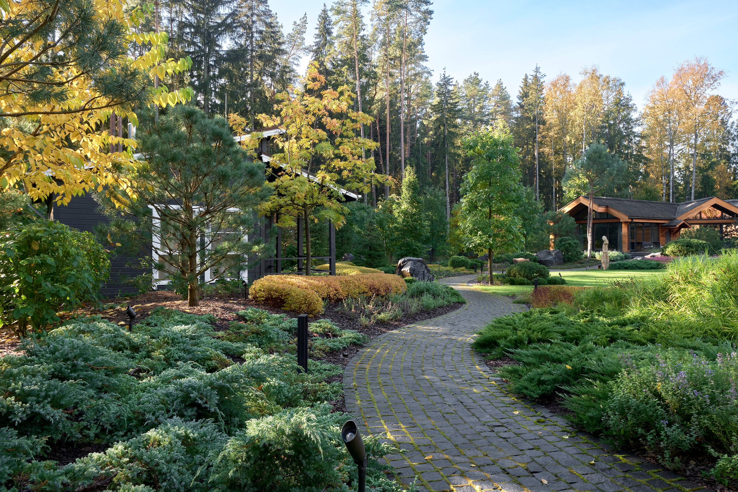 Усадьба Хрустальное: фотосъемка частного сада Валерия Федотова в Репино для L.BURO. Фотограф Наталья Соловьева | interioto