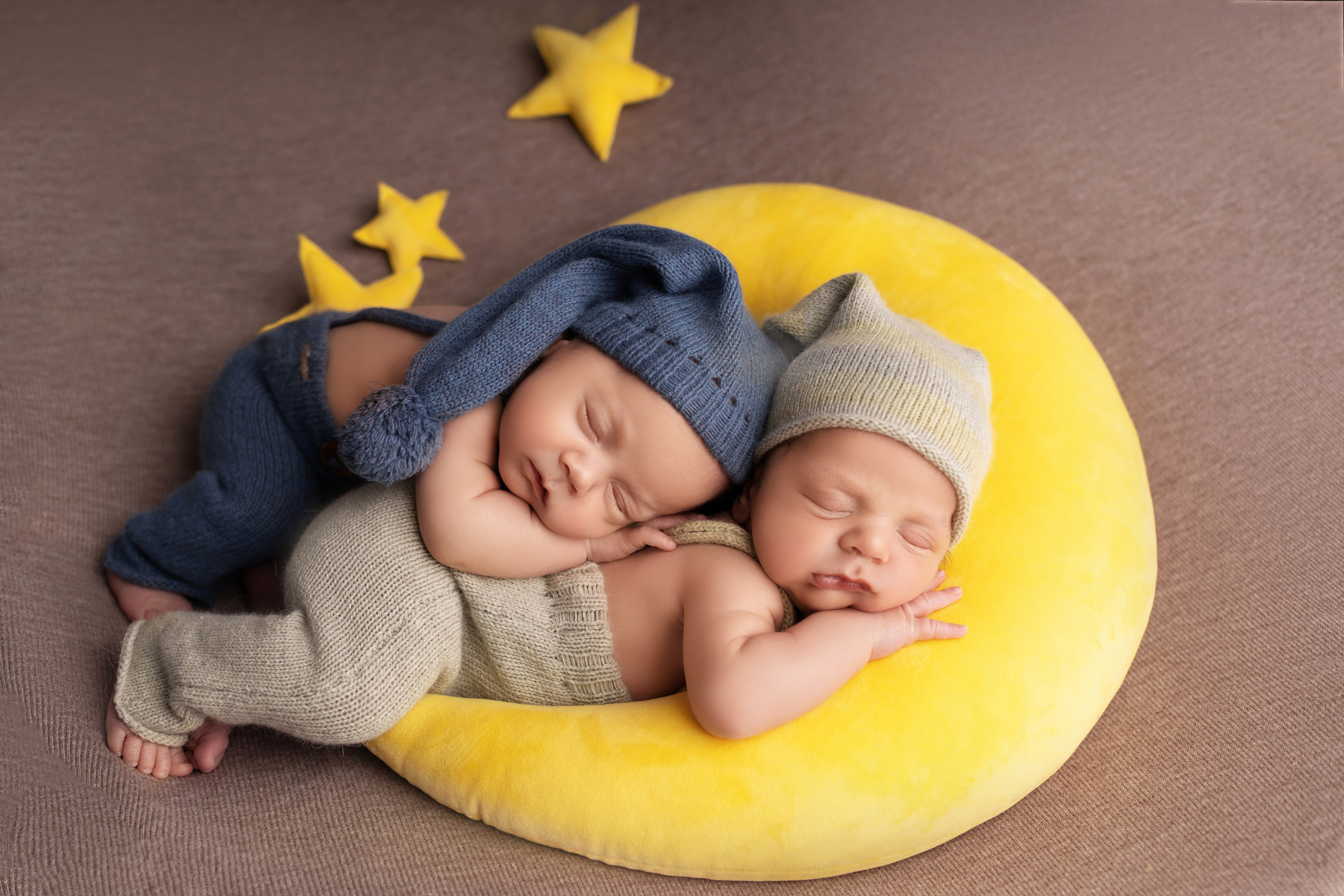 Фотосъемка двойни. Фотограф новорожденных малышей в Омске и Омской области Эльвира Камаева