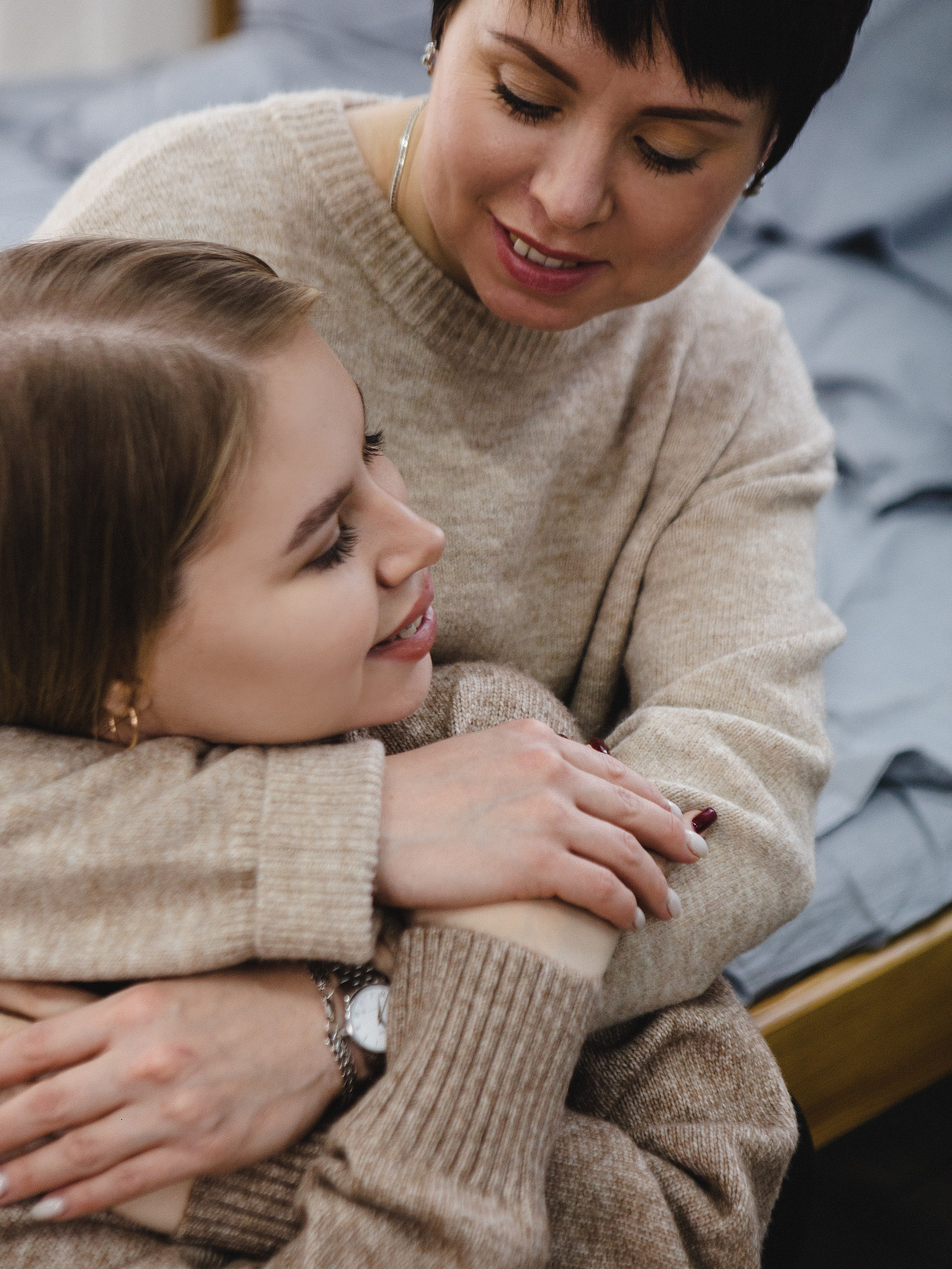 Фотосессия мамы с дочерями в минималистичной фотостудии Челябинска. Свадебный фотограф Челябинск Зиненко Виктория