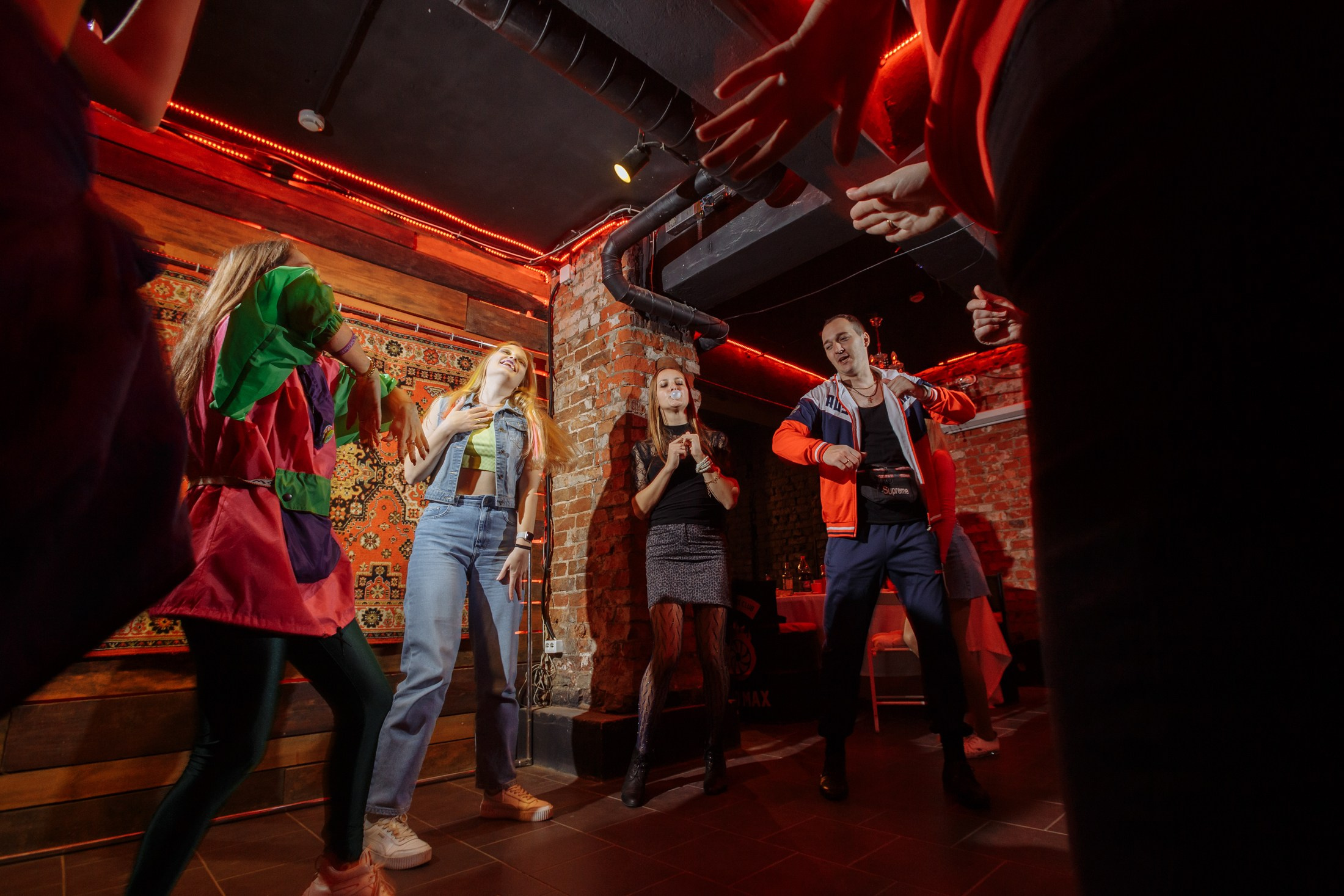 День рождения Кати в стиле 90-00х. Событийный фотограф Максим Бескоровайновнов