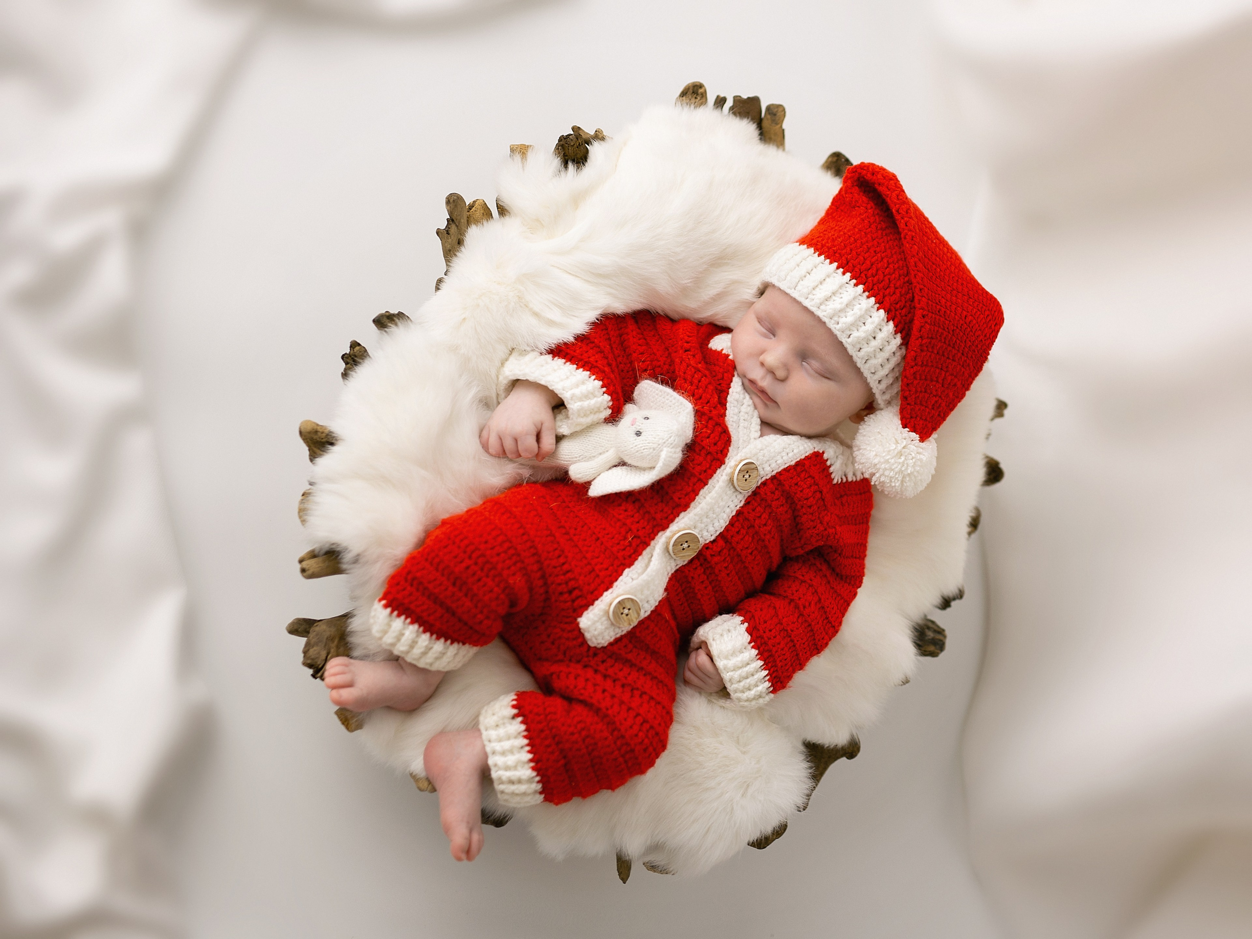 Новорожденный в костюме деда мороза Санта-Клауса 