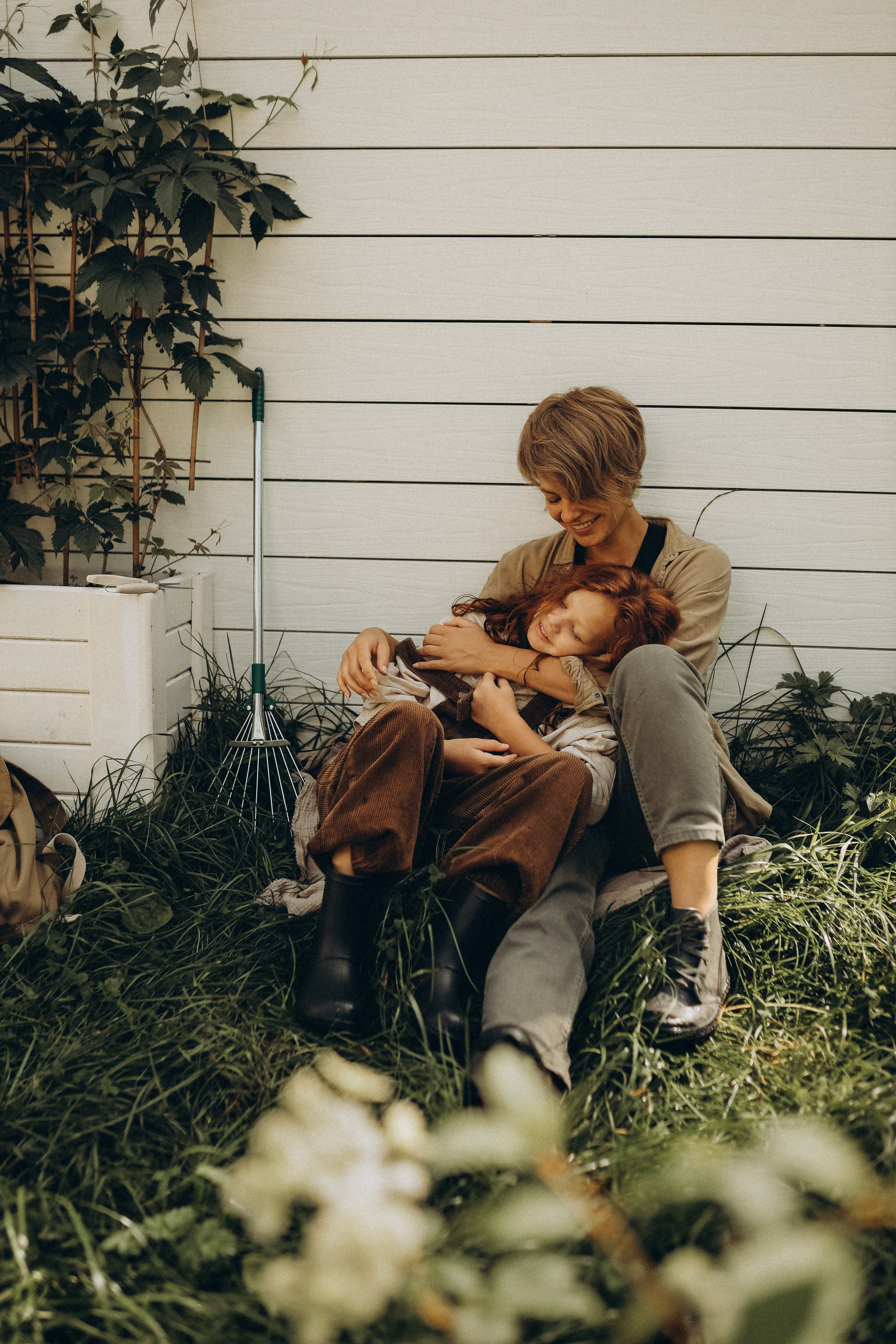 Дина и Миа в огороде. Семейный и детский фотограф в Москве Анастасия Меликова