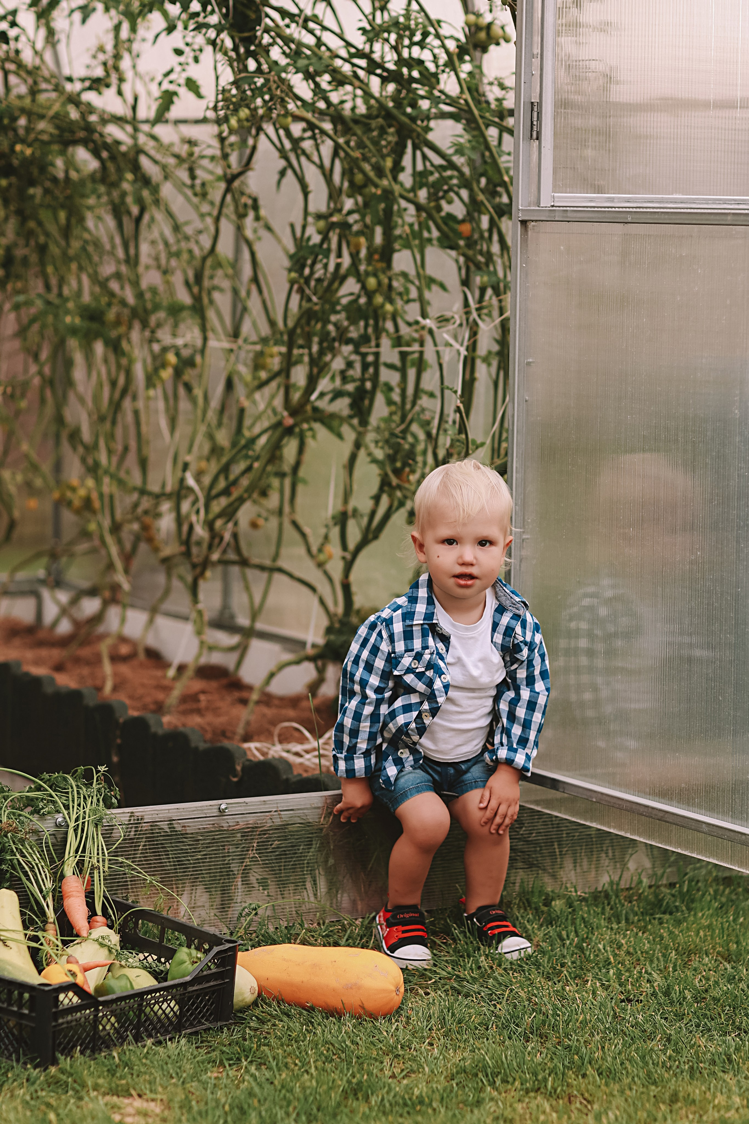 У дома. Семейный фотограф Тюмень, фотограф на роды Салмина Мария