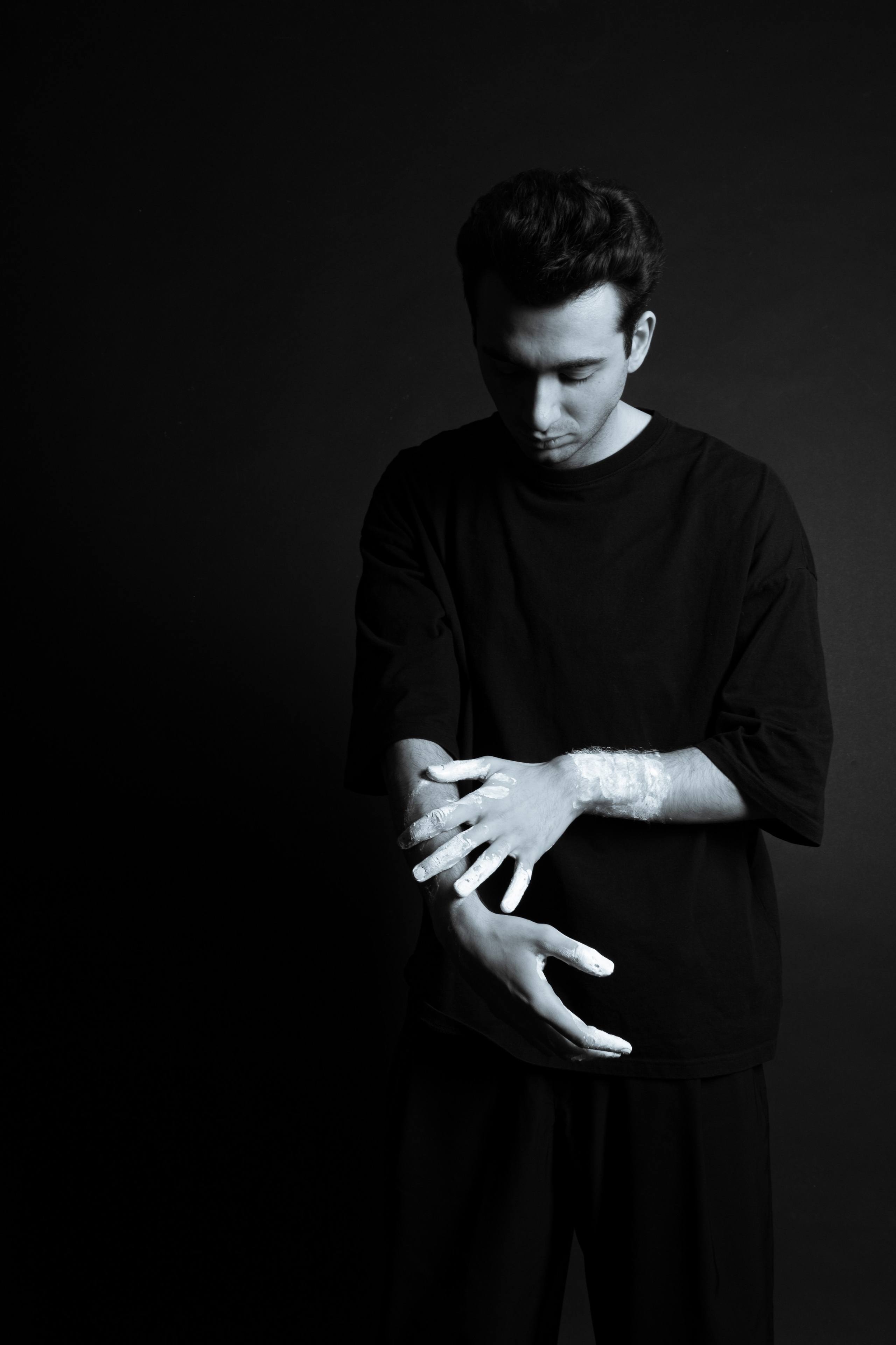 Эмоции. Краска и красные нити. Мари — фотограф и видеограф из Москвы