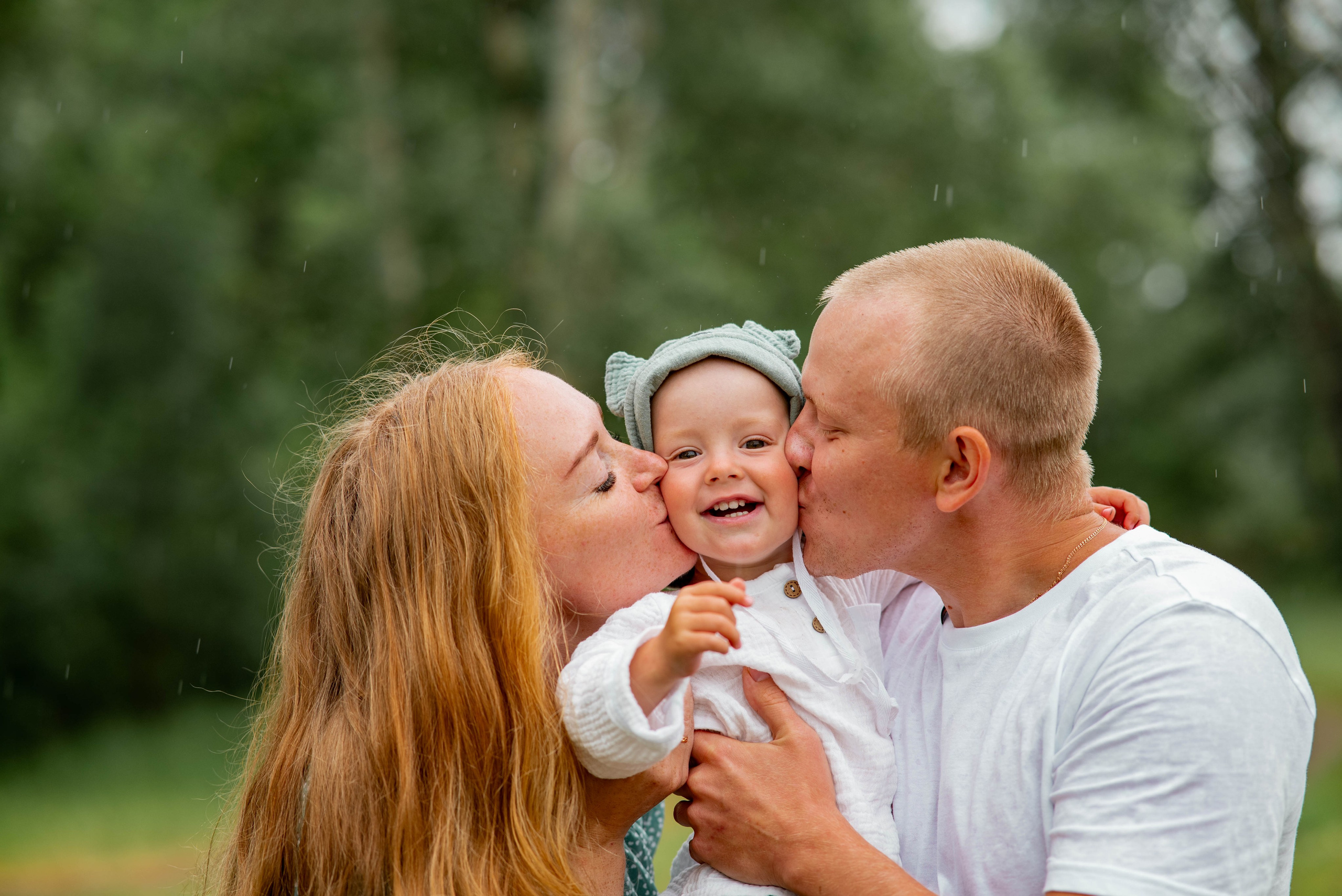 Молодая семья в лесной зоне. Семейный и свадебный фотограф в Абакане Юлия Су