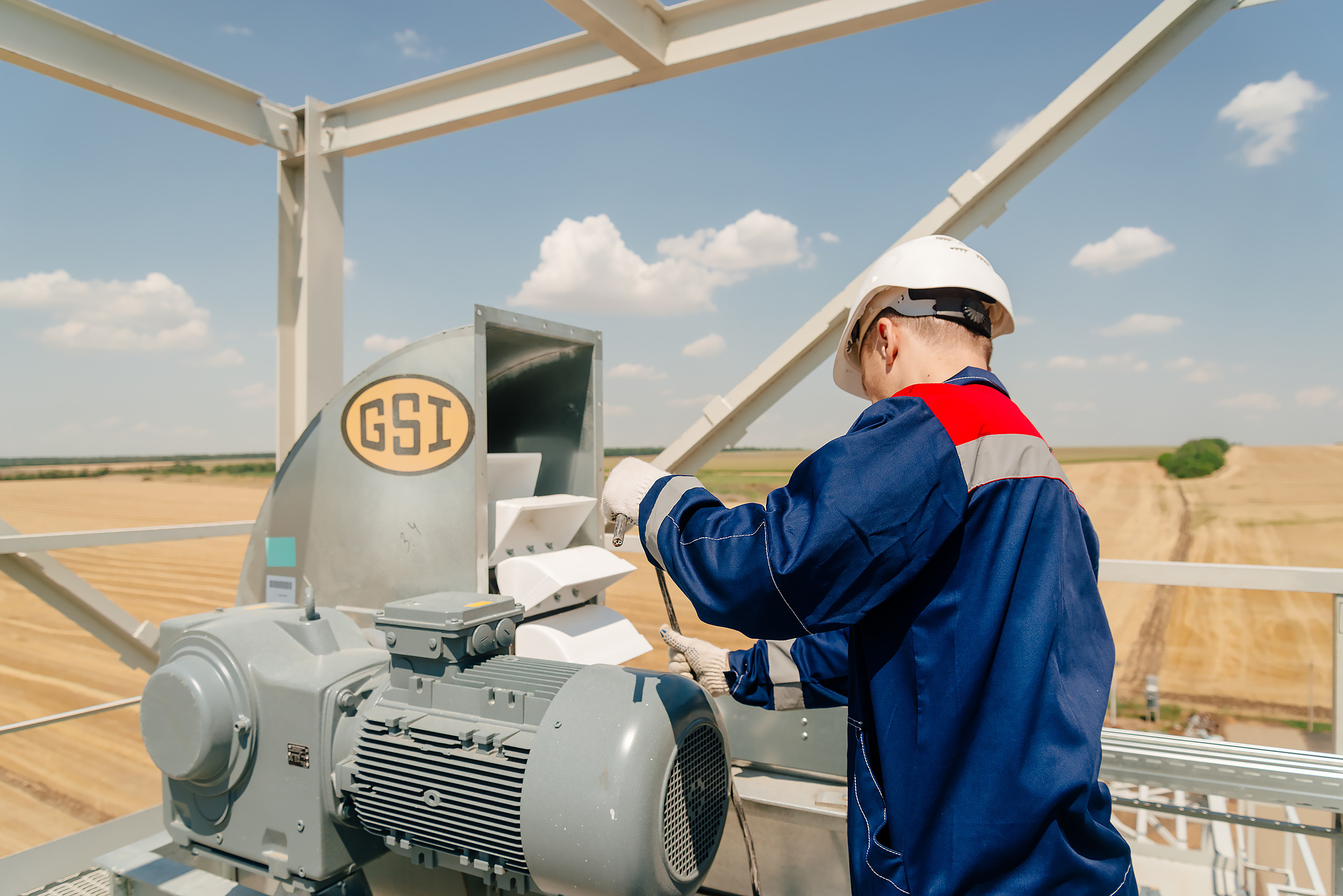 Установка оборудования компании Real Lab на элеваторе. Промышленный фотограф в Ростовской области Владимир Яковенко