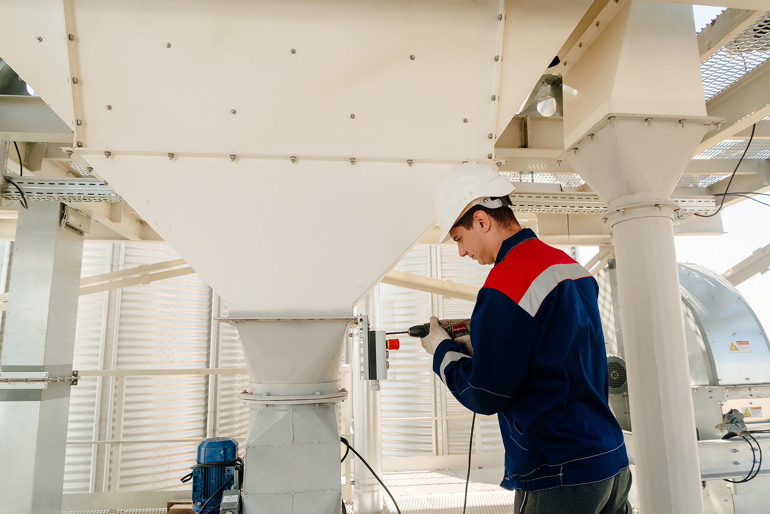 Установка оборудования компании Real Lab на элеваторе. Промышленный фотограф в Ростовской области Владимир Яковенко