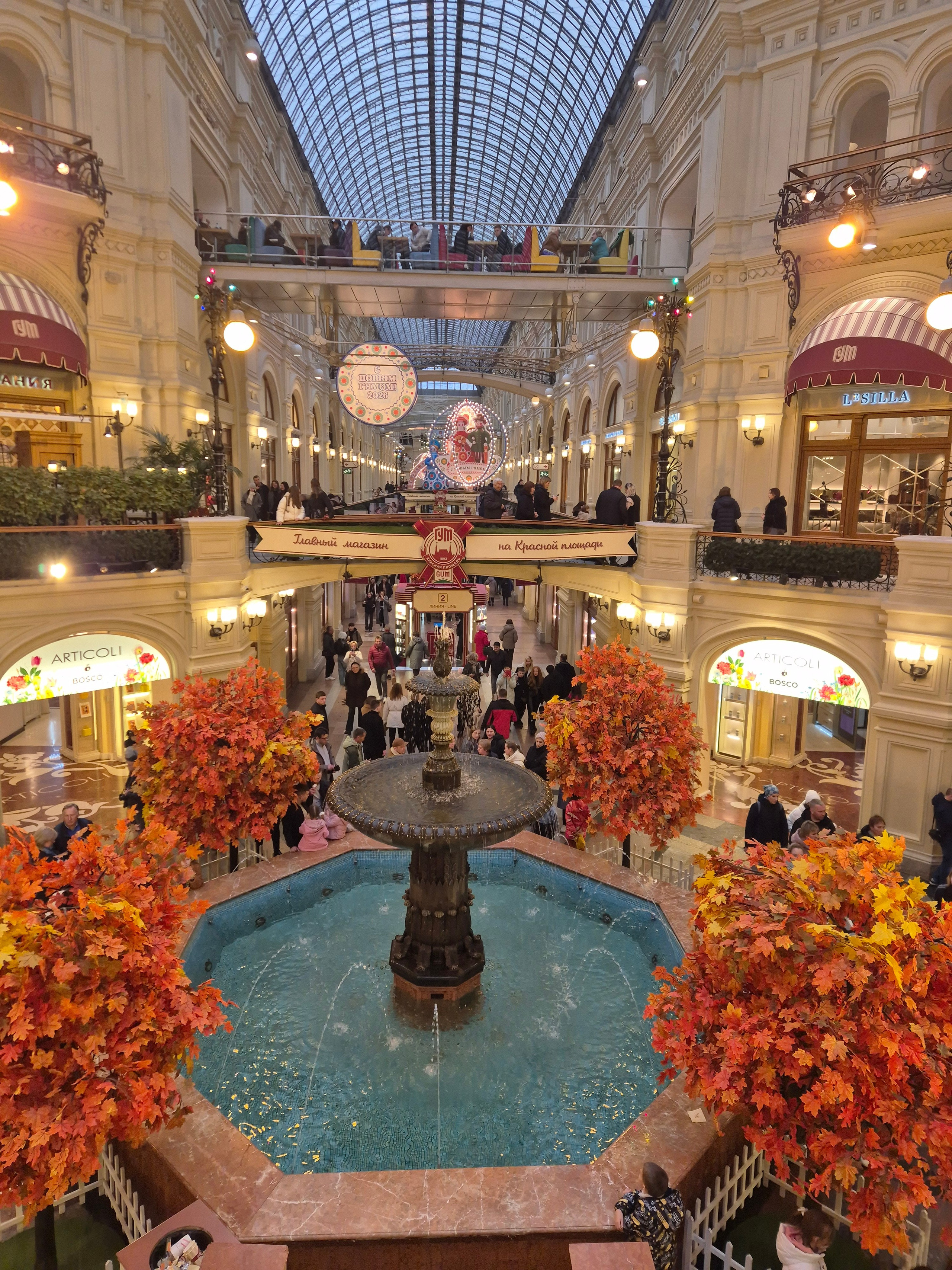 Яркие листья в ГУМе