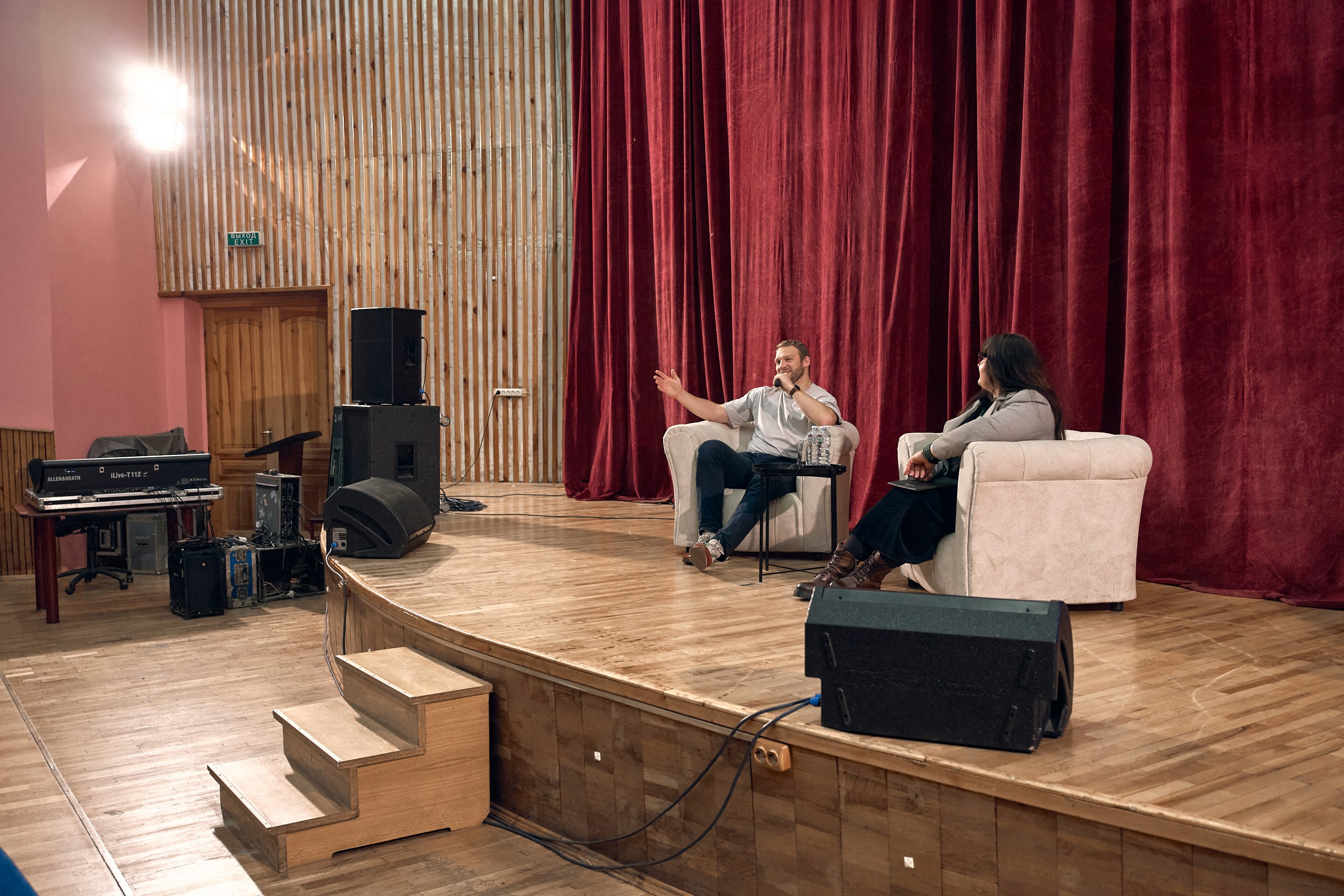 Встреча в издательстве «Наука». Контент-фотограф в Москве Тима Забабурин