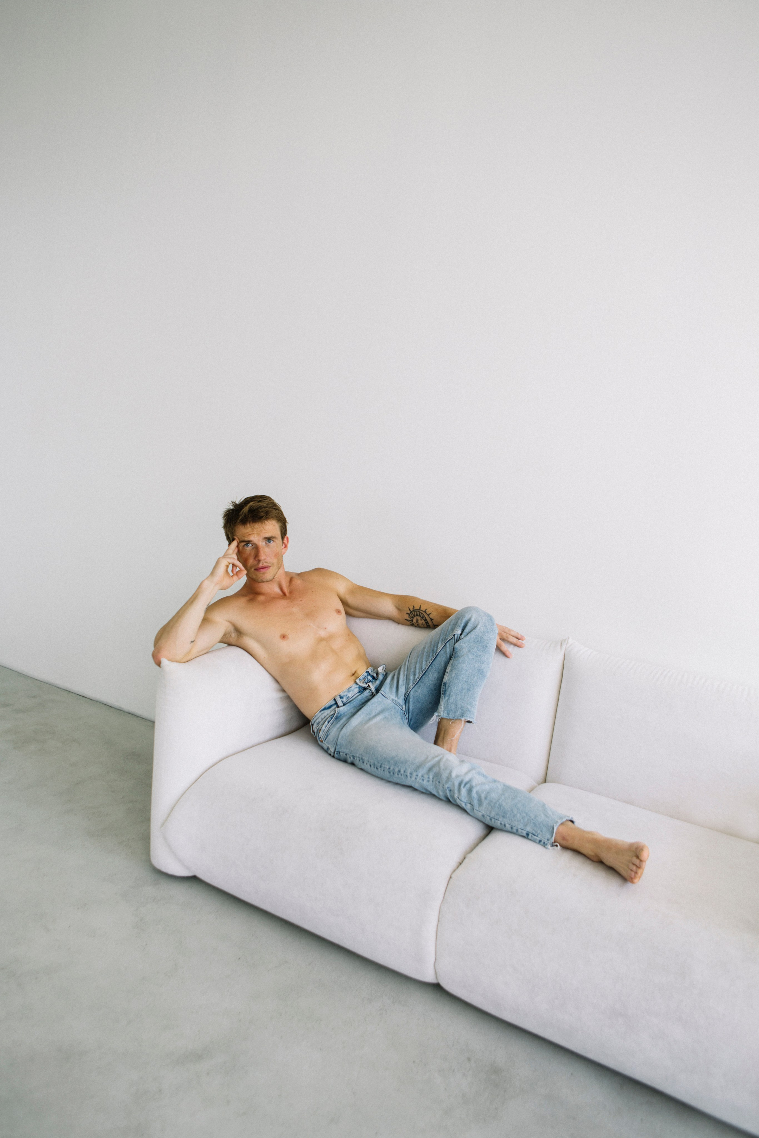 Настя и Стас. Студия. Минимализм. Портретный фотограф в Минске