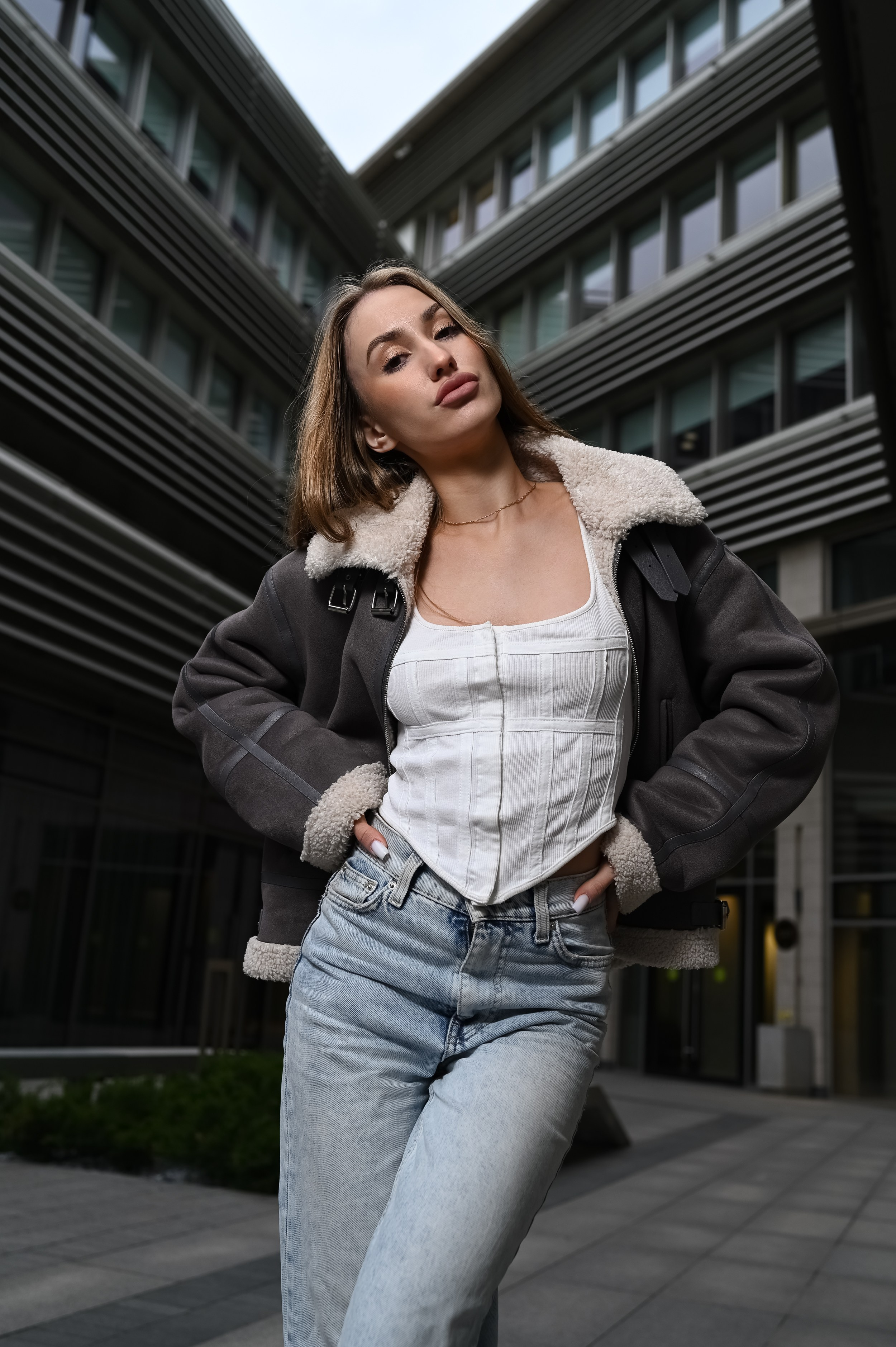 Стильная фотосессия в антураже современной архитектуры Казани