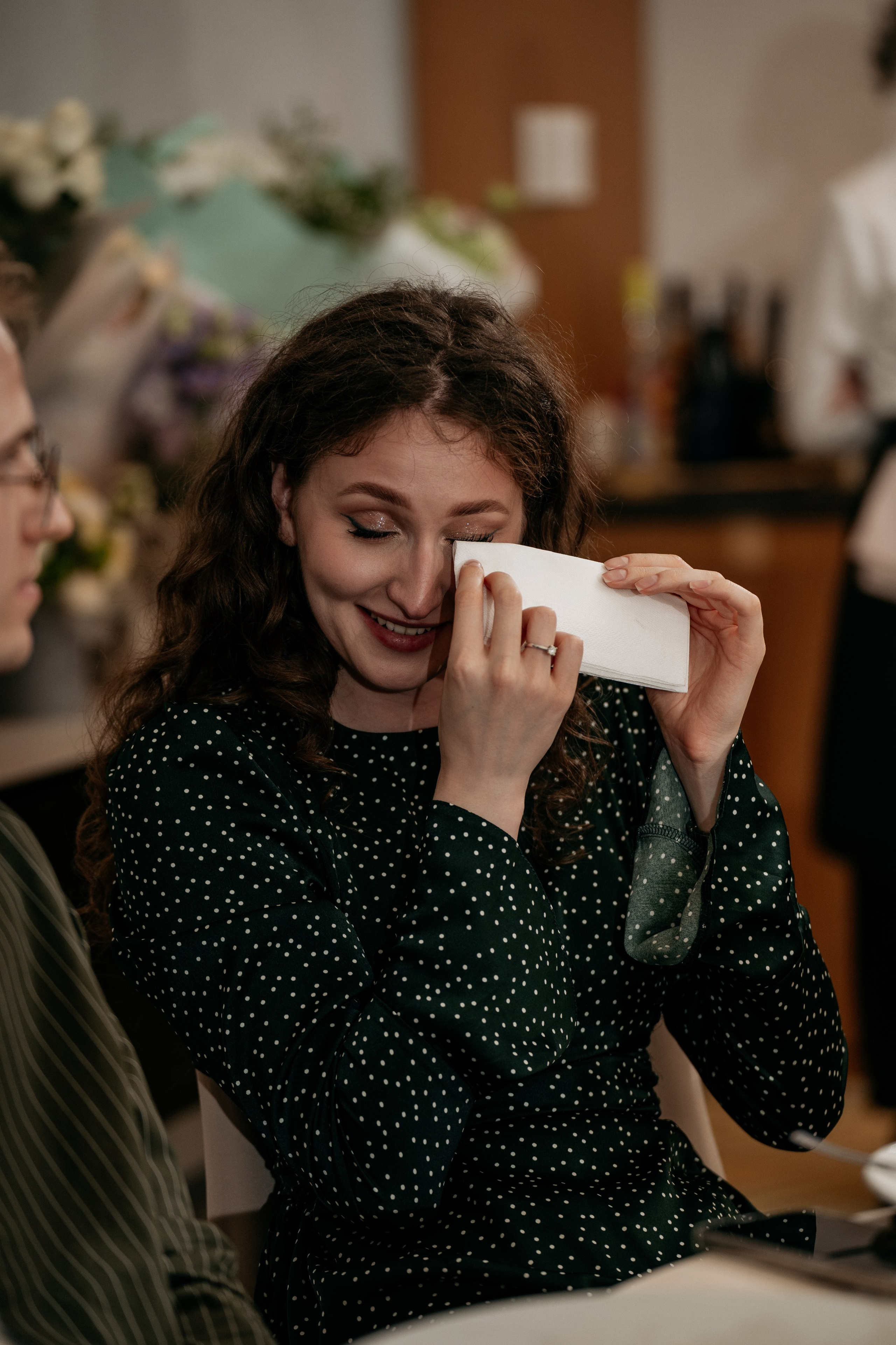 Фотограф Новороссийск - слезы гостей на банкете в момент танца жениха и мамы. 