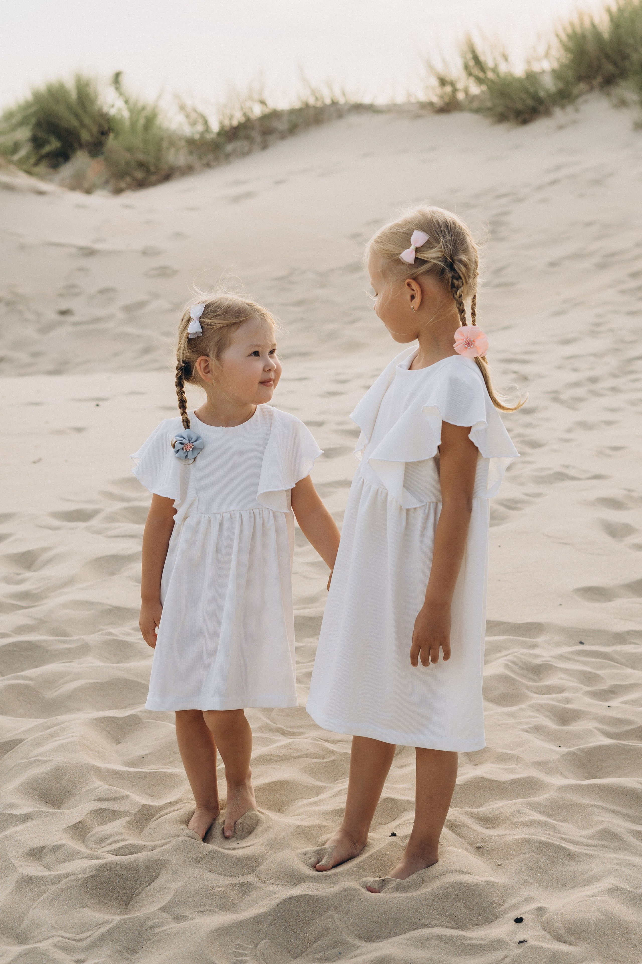 Фотограф Кучугур запечатлел момент, когда дедушка впервые берет на руки новорожденного внука