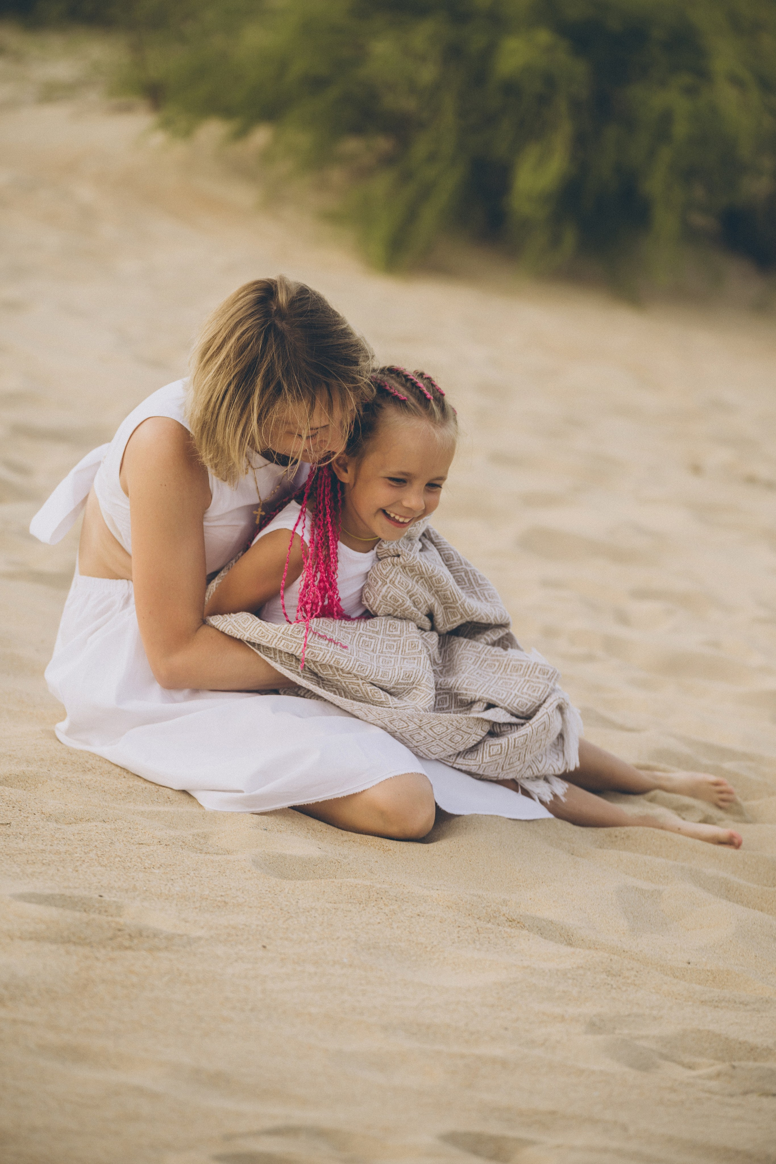 Игра в русалочек: фотограф Голубицкая запечатлела маму и дочь, сидящих на камнях у воды  