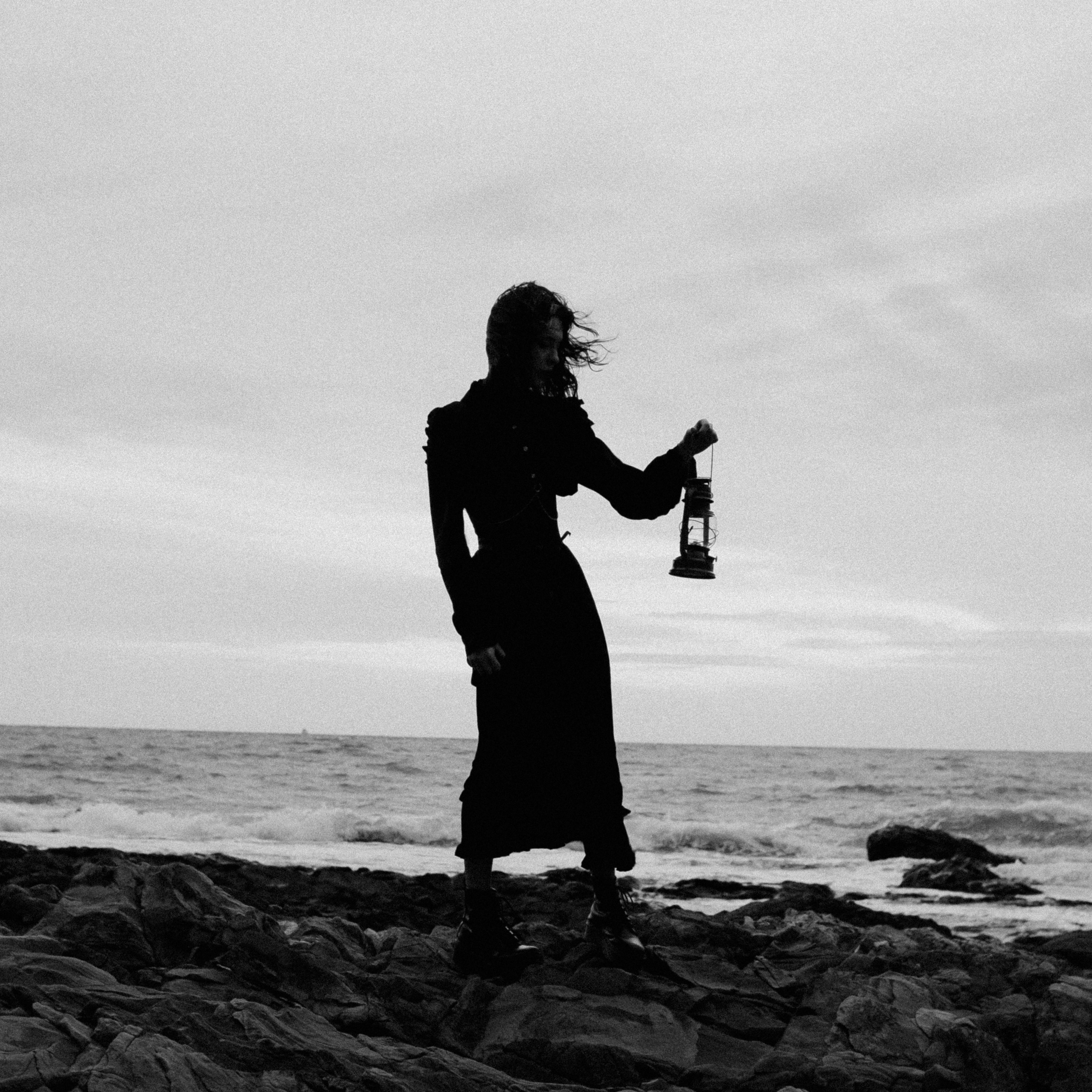 Съёмка у моря с оленьими рогами