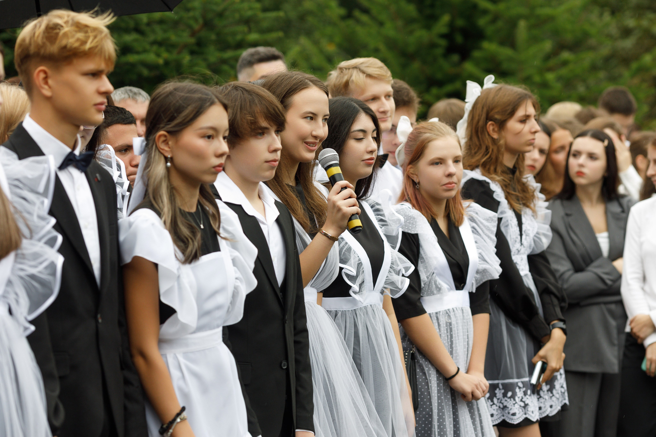 Линейка 11 клас Гимназия Артём. Photoalbum-vl.ru