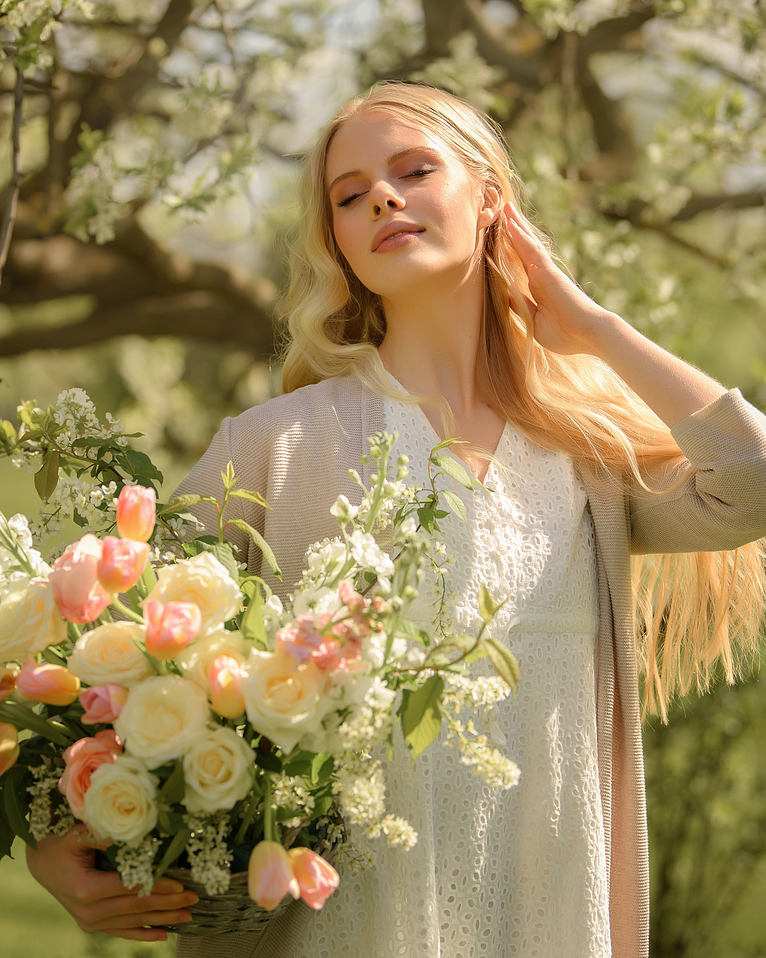 Фотосессия девушки в цветении в музее-заповеднике Коломенское. Женский фотограф в Москве Богдашкина Динара