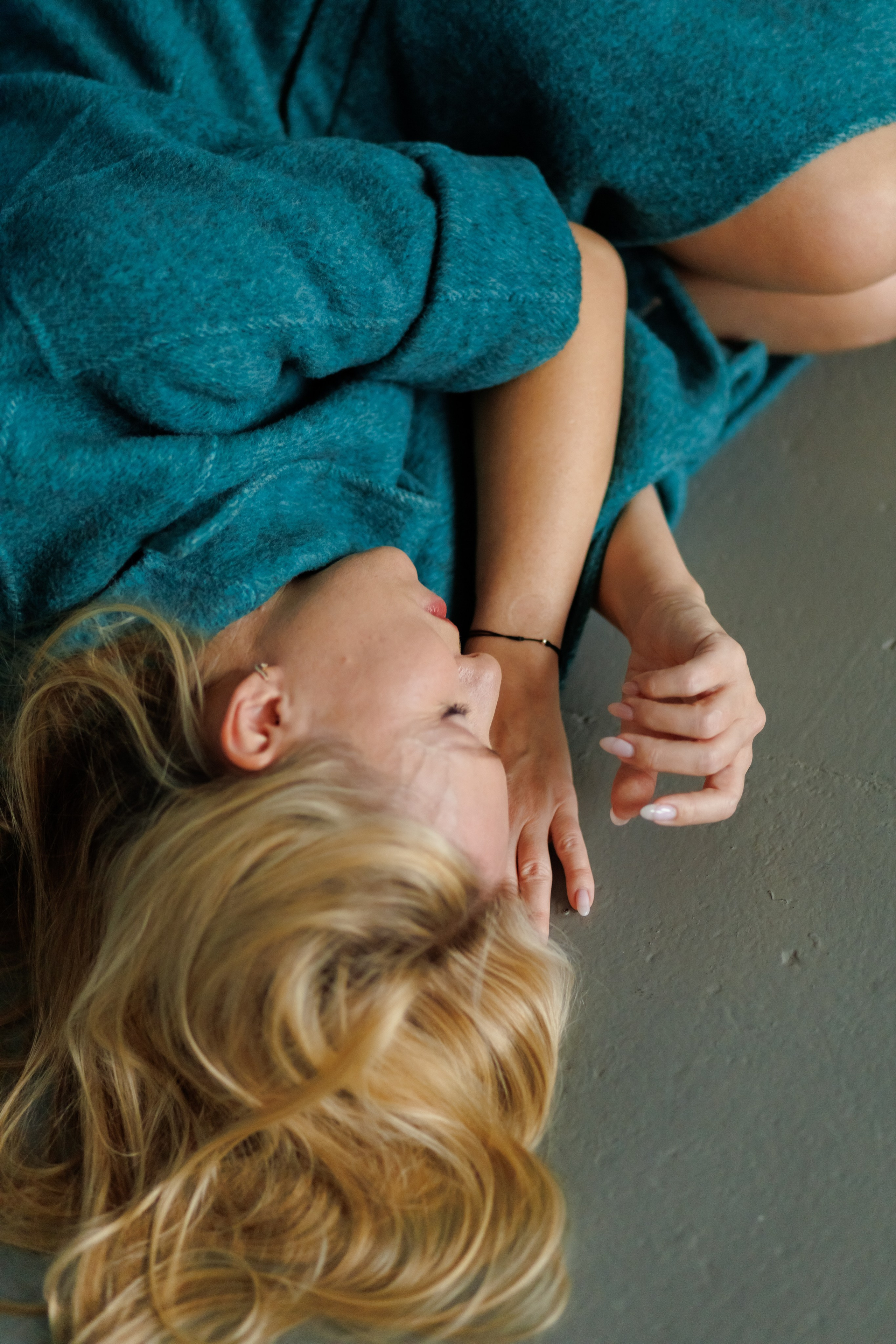 Портретная фотосессия в студии в Костроме в темных тонах. Портретный и репортажный фотограф Екатерина Селиверстова, Кострома