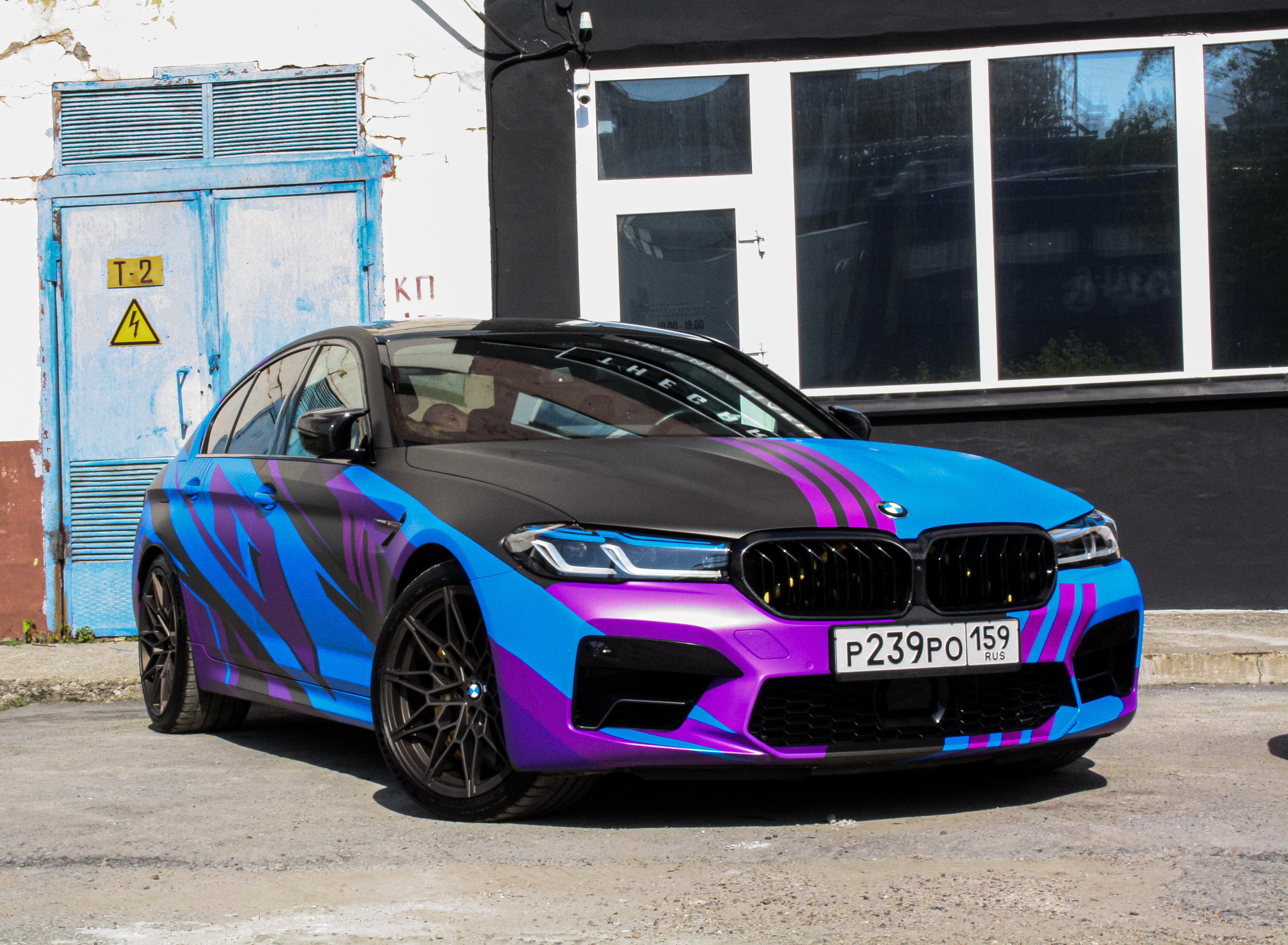 Винилография на BMW M5 F90. Студия дизайна и оклейки авто Barmaley Design