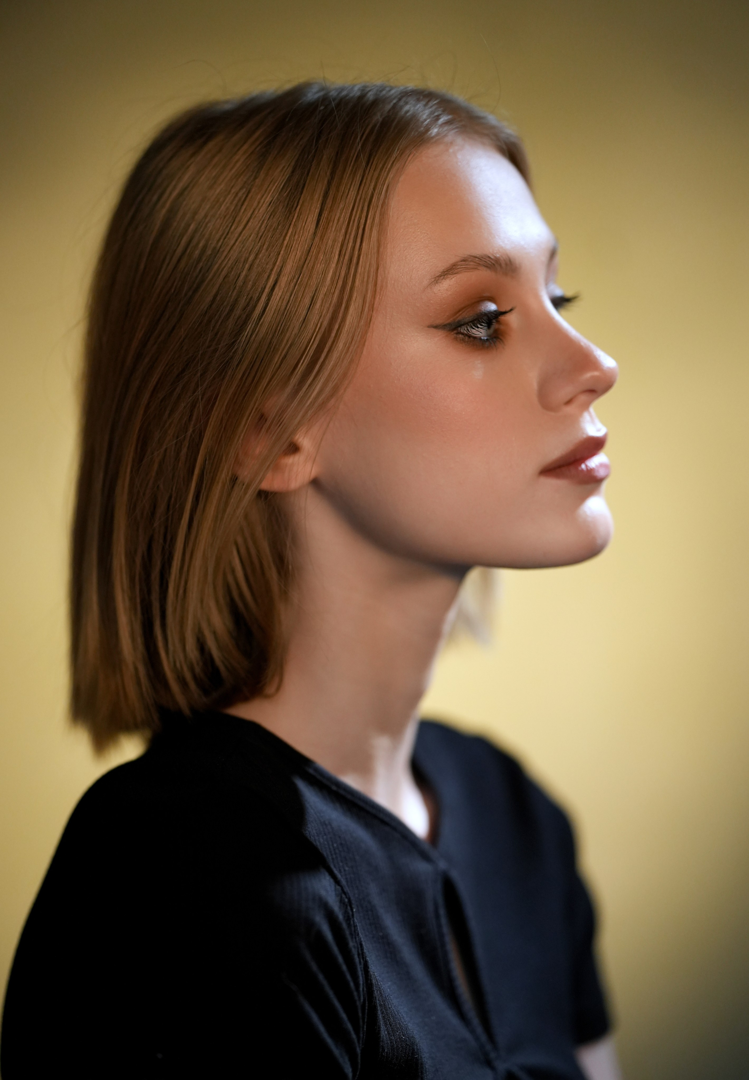 Красивый профиль юной блондинки.