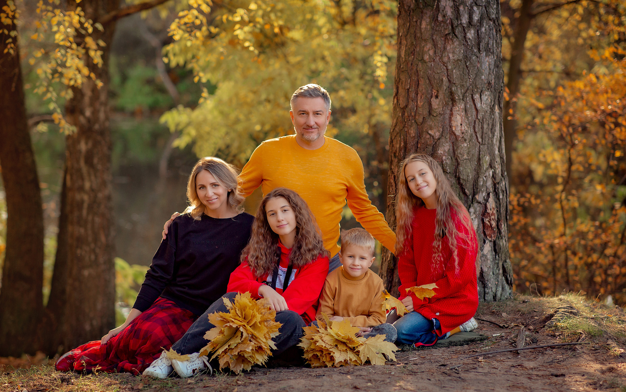 Анна и ее семья на осенней фотопрогулке. Детский и семейный фотограф с животными в Москве Гурьева Надежда