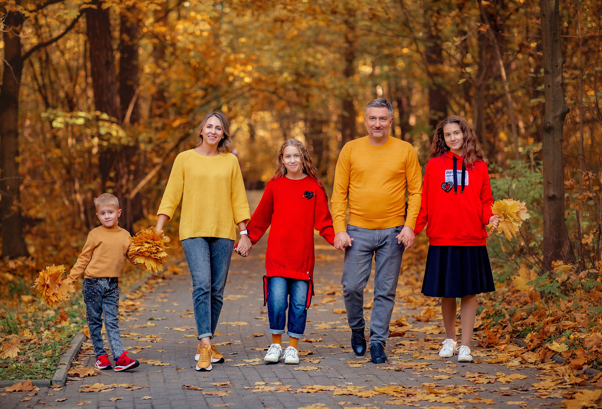 Анна и ее семья на осенней фотопрогулке. Детский и семейный фотограф с животными в Москве Гурьева Надежда