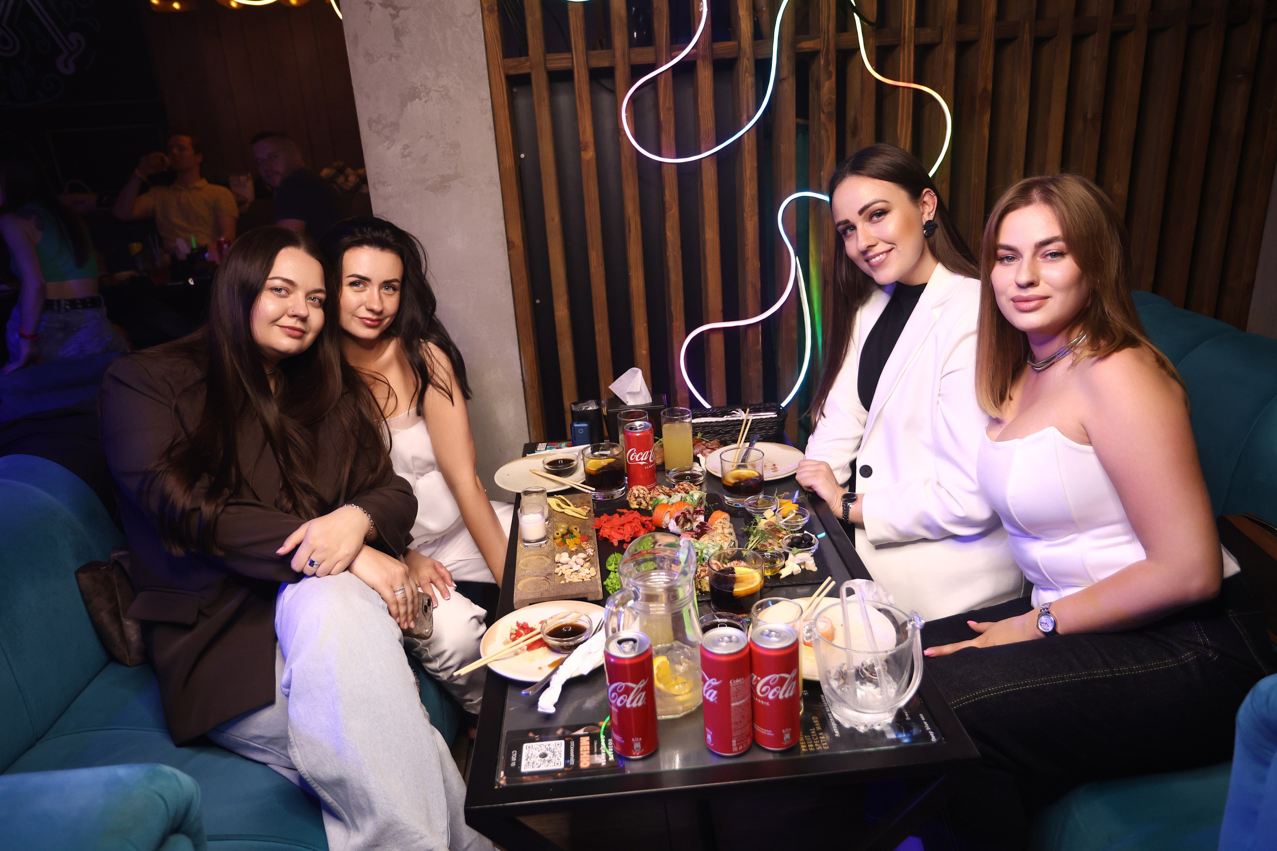 Neon Party 01.08.25. Мята Спортивная — Кальянная, караоке, бар в Минске