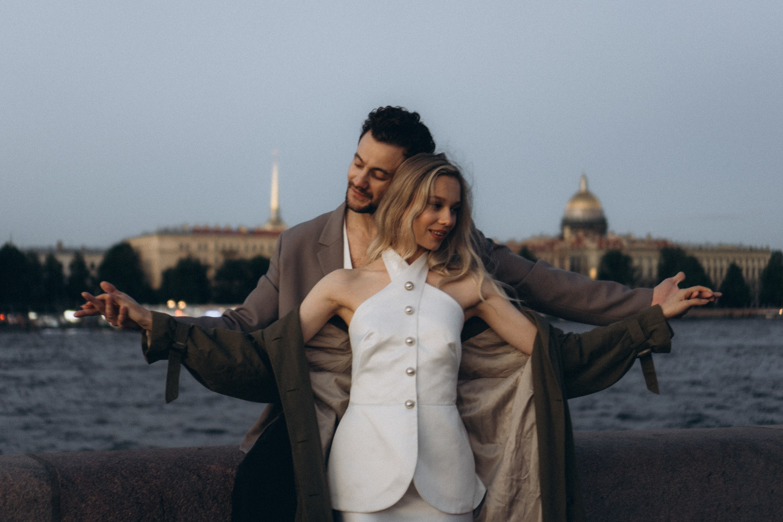 СВАДЕБНАЯ СЬЕМКА ПАРЫ НА РАССВЕТЕ В БЕЛЫЕ НОЧИ И ПРОГУЛКА С РАЗВОДНЫМИ МОСТАМИ И ПИКНИК ВОЗЛЕ ИСАКИЕВСКОГО СОБОРА. Профессиональный фотограф, Санкт-Петербург — Виктория Богомолова