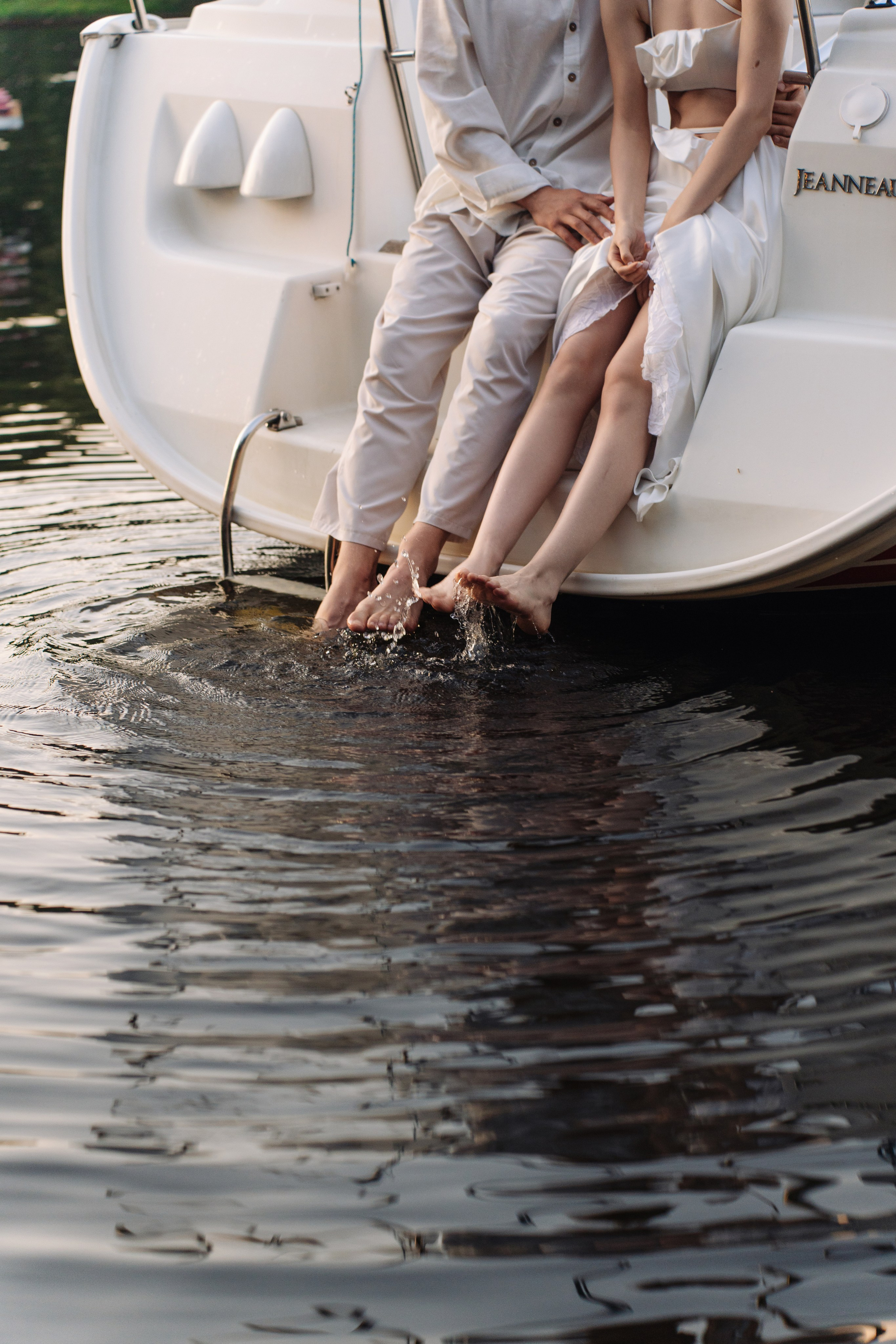 Свадебная фотосессия на яхте на закате (Пироговское водохранилище)