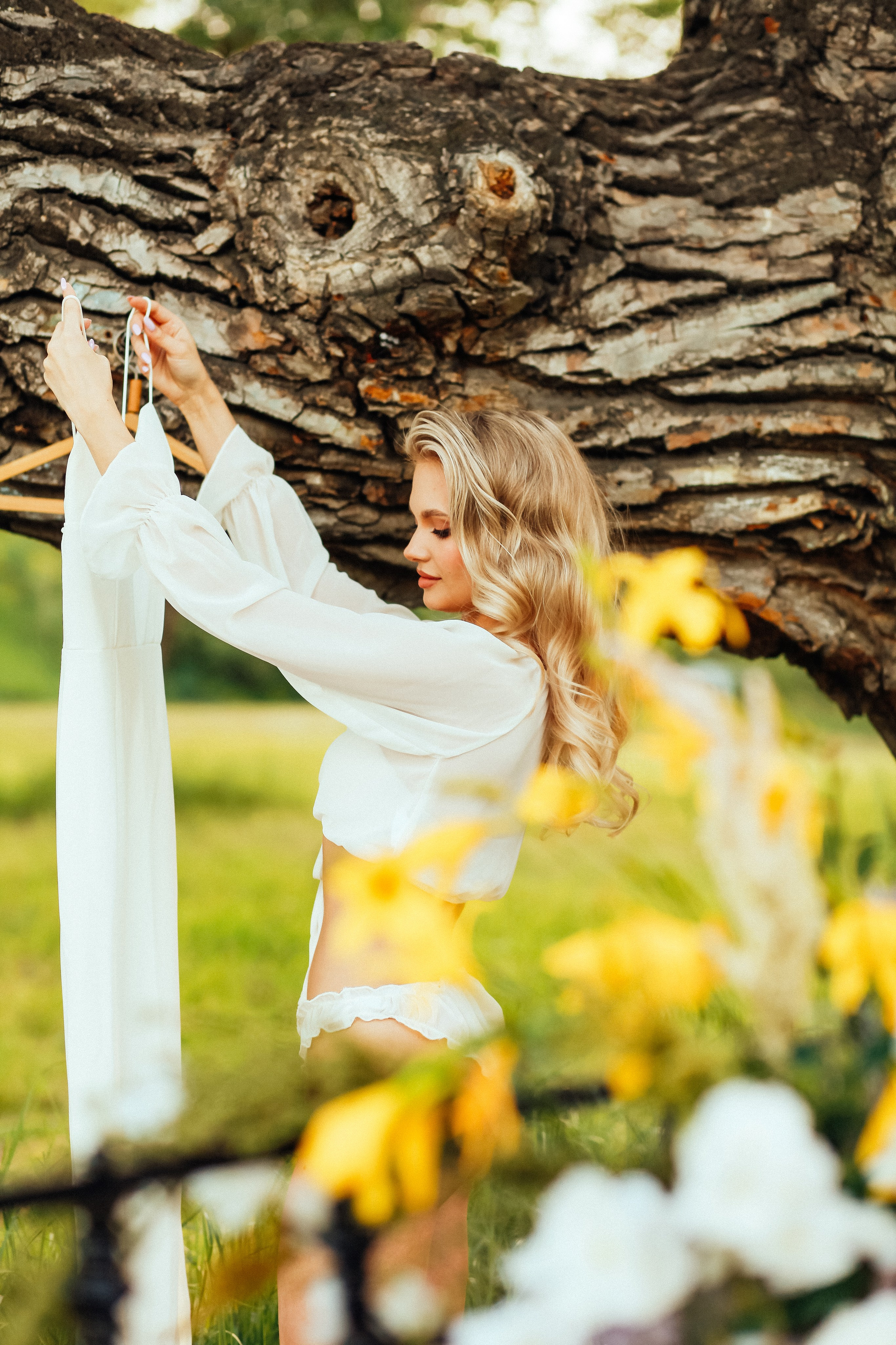 утро очень красивая невеста блондинка цветы природа лето декор дерево кровать бокал