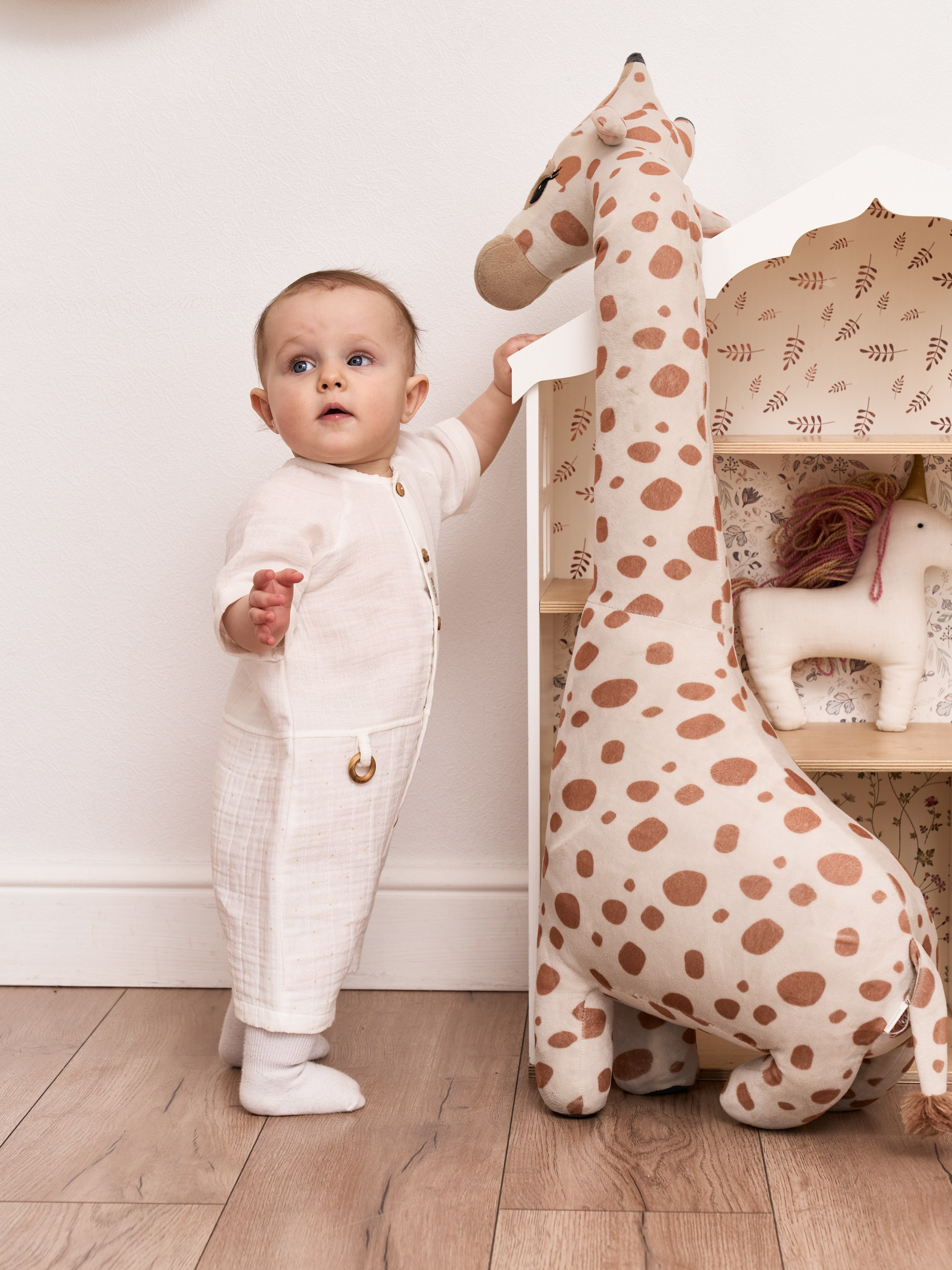 Съемка, выделяющая уютные детали и милые аксессуары для малышей