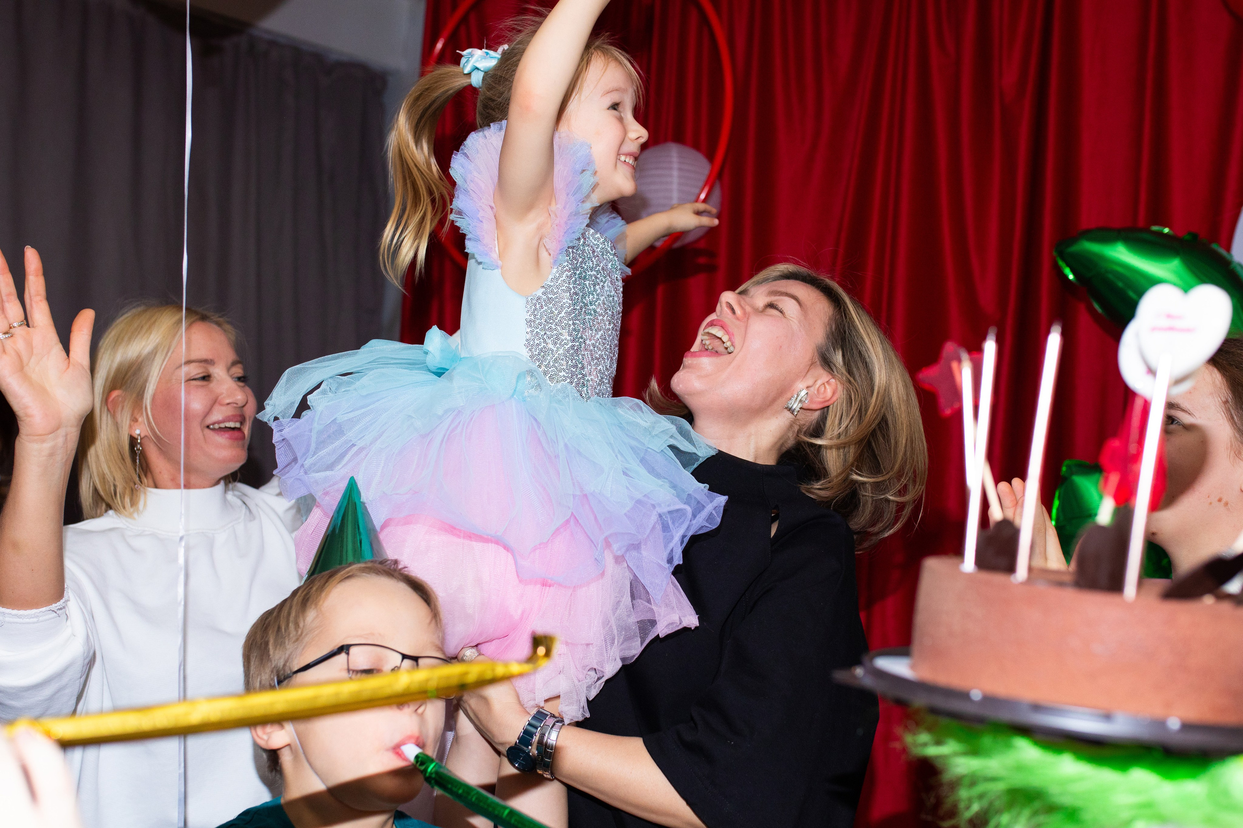 Гринч или как выключили свет в лофте вечером) атмосферные фото детского праздника со свечами и фонариками. Фотограф в Новосибирске Ася Зверева