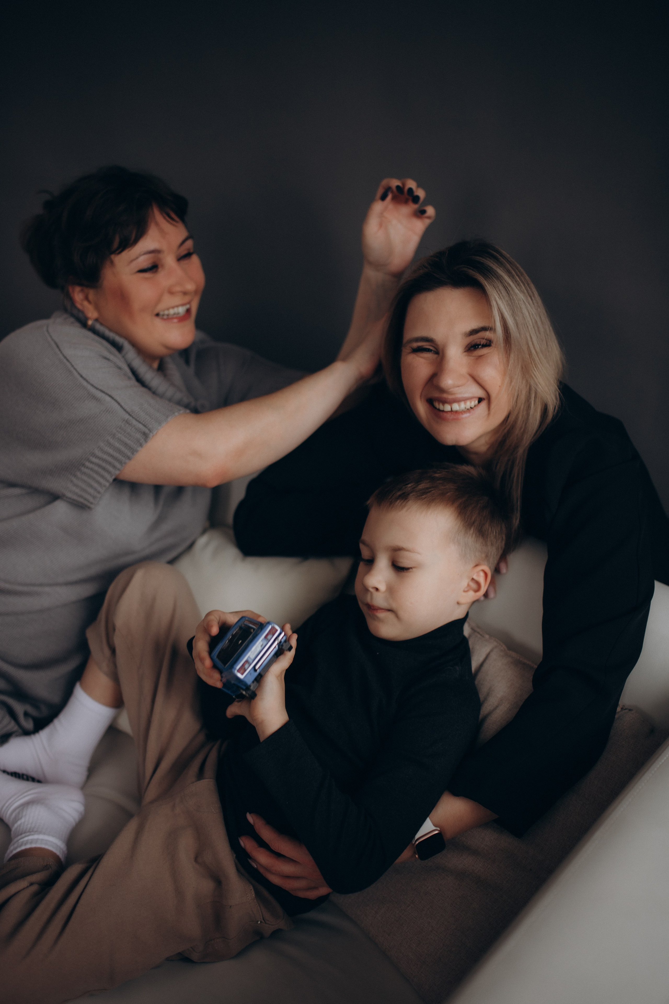 Семейная фотосессия в студии г. Тихвин. Услуги