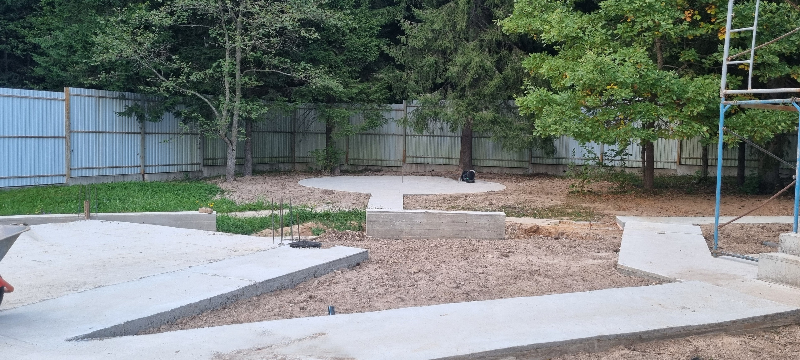 Заливка бетонных дорожек — ровные, прочные и функциональные пути для передвижения по участку.