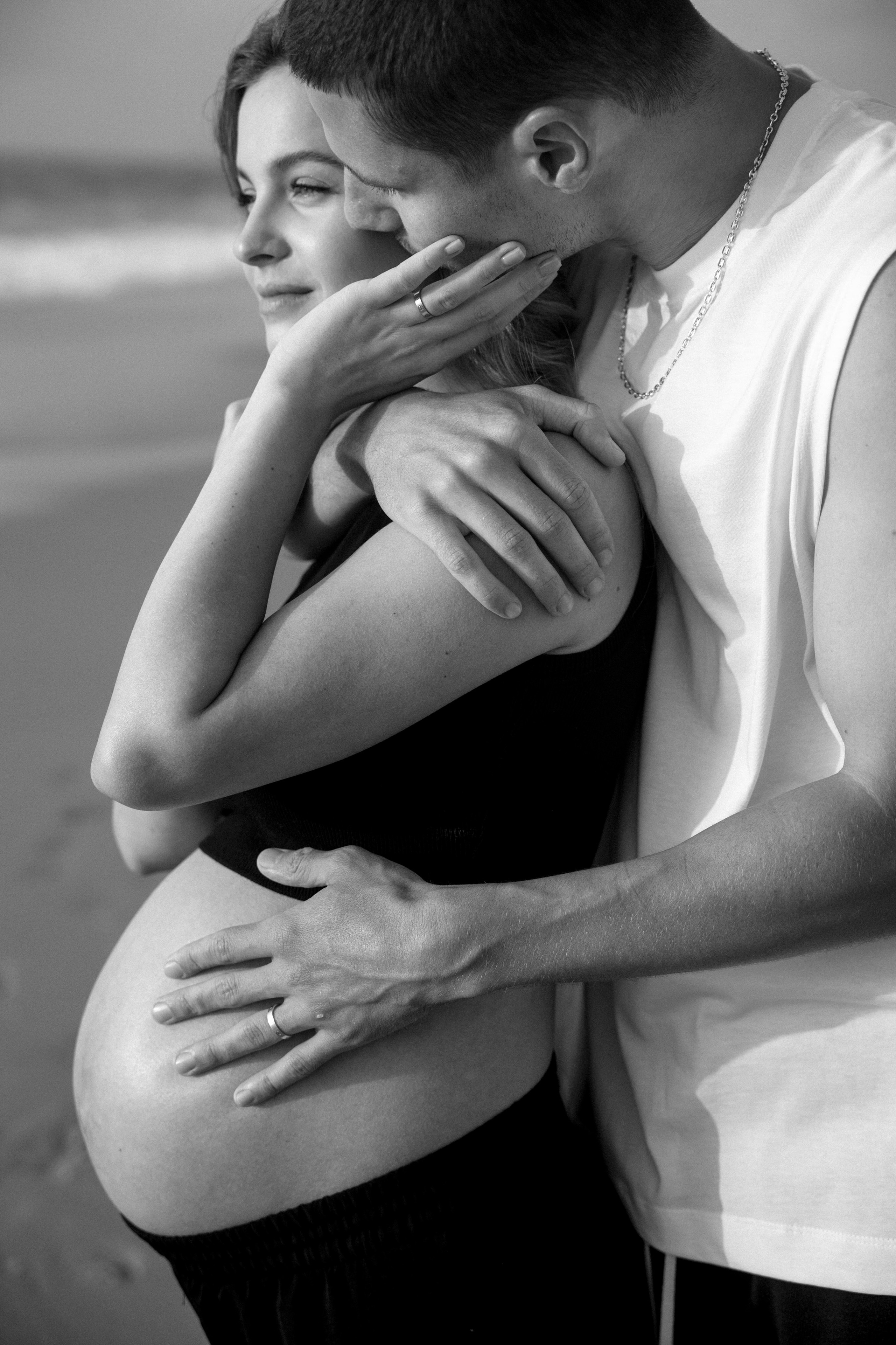 Pregnancy photoshoot near the sea (cloudy weather). Главная