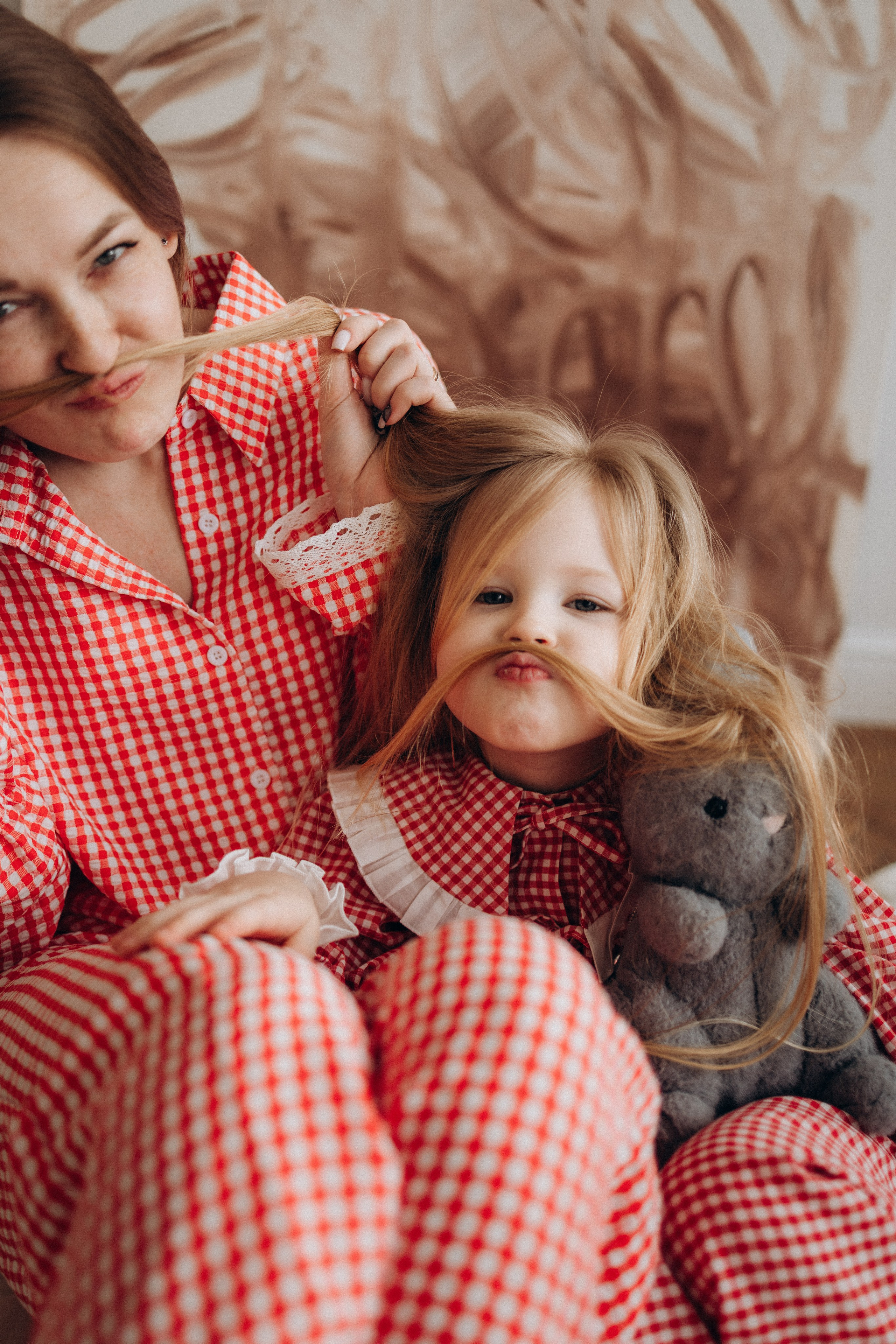 Та самая милая фотосессия мамы и доченьки в студии (февраль, 2026г), г. Обнинск (Калужская обл.). Надежда Стар семейный и церковный фотограф в Жукове и Калужской области