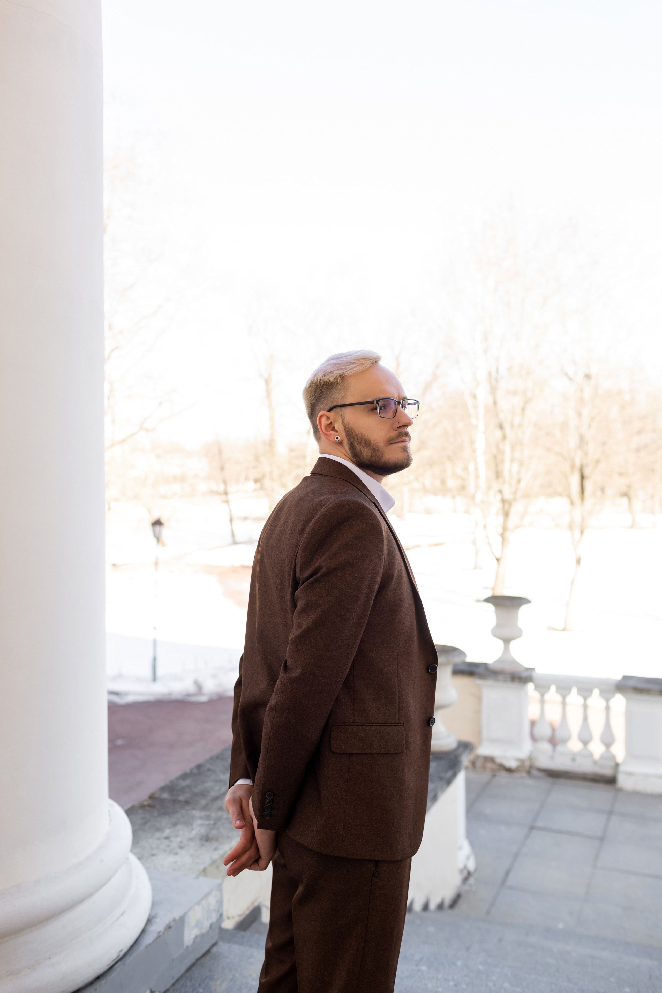 Жених ждет невесту около загса.