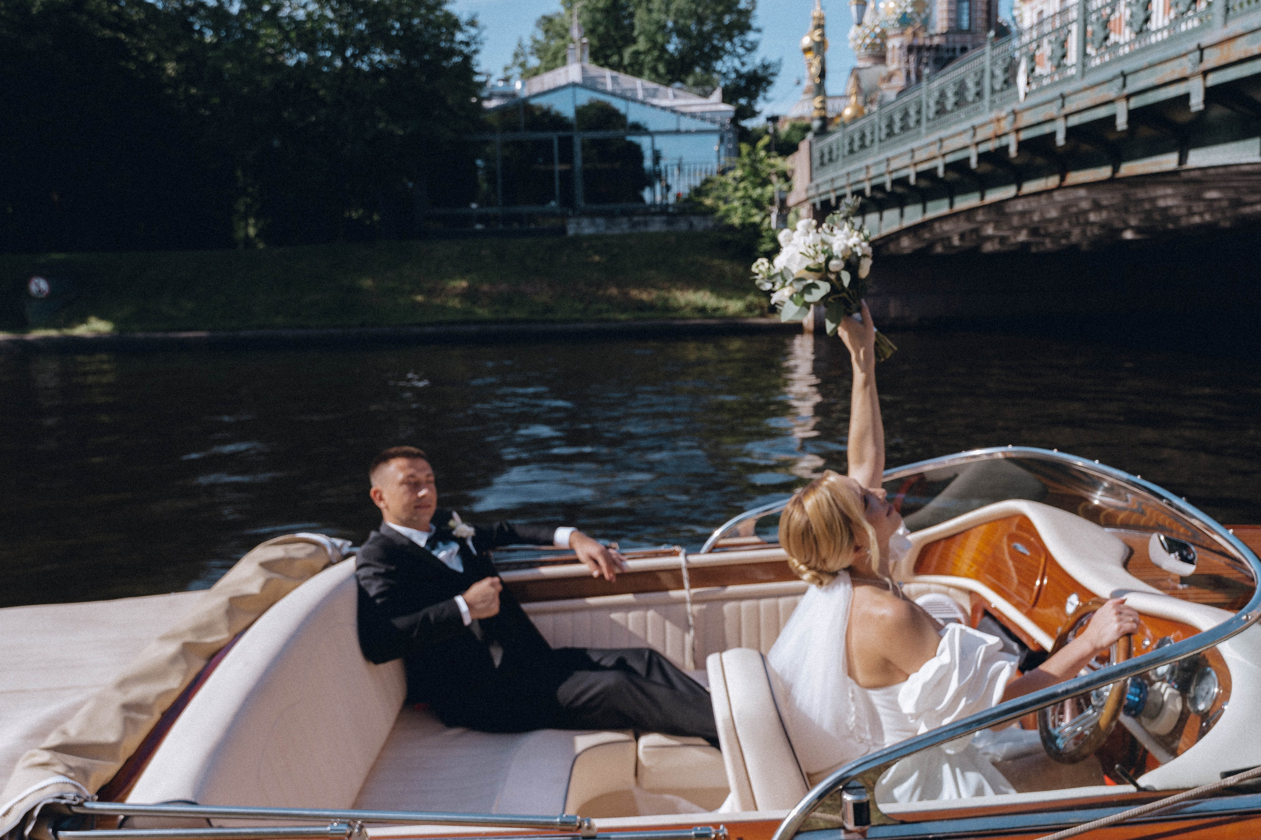 СВАДЕНБНАЯ СЬЕМКА НА КАТЕРЕ ПО КАНАЛАМ САНКТ-ПЕТЕРБУРГА И В АКВАТОРИИ НЕВЫ. Профессиональный фотограф, Санкт-Петербург — Виктория Богомолова