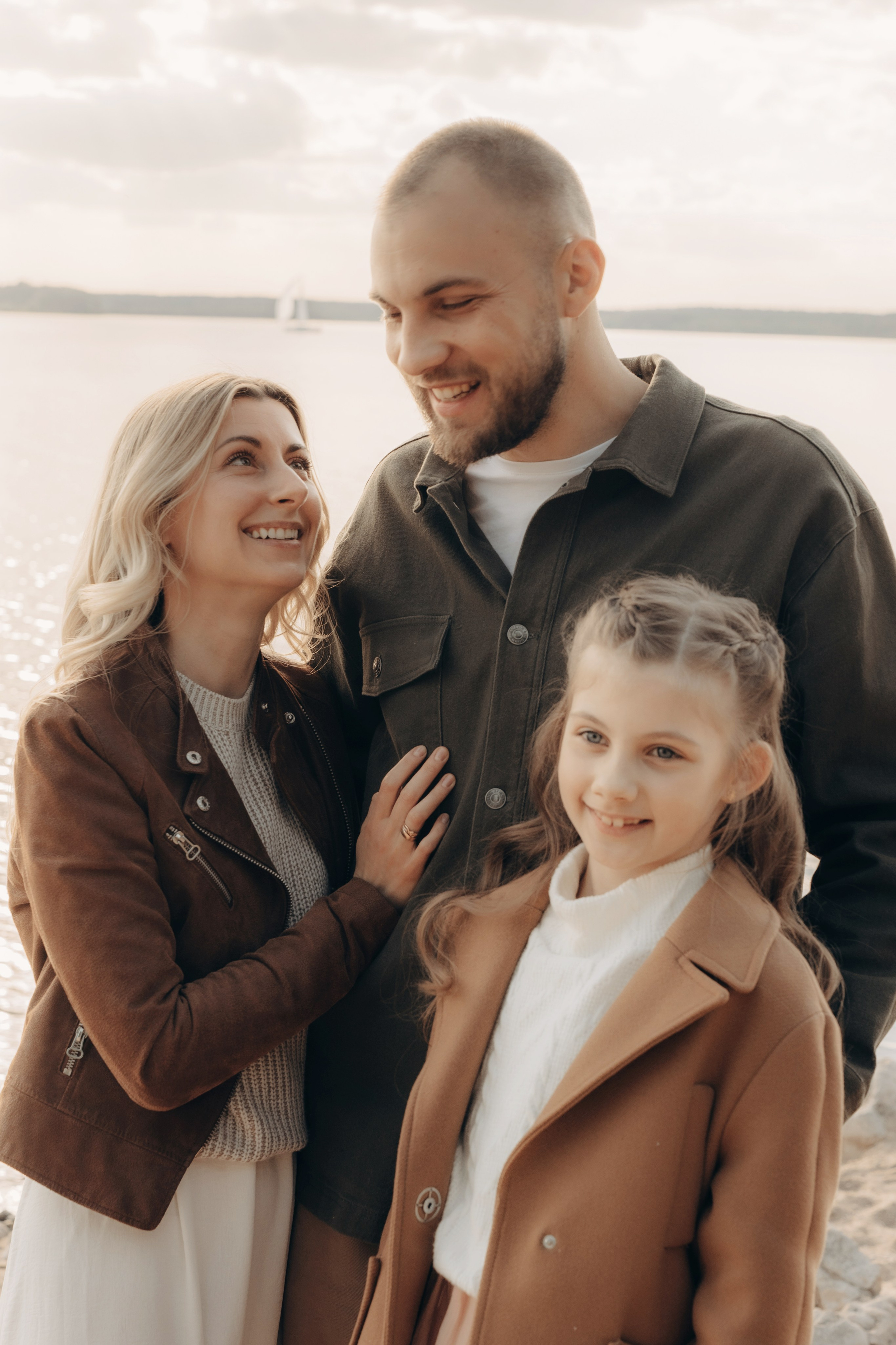 Весеннее тепло семьи на берегу Минского моря. Ваш семейный фотограф в Минске — Вика Трегубова