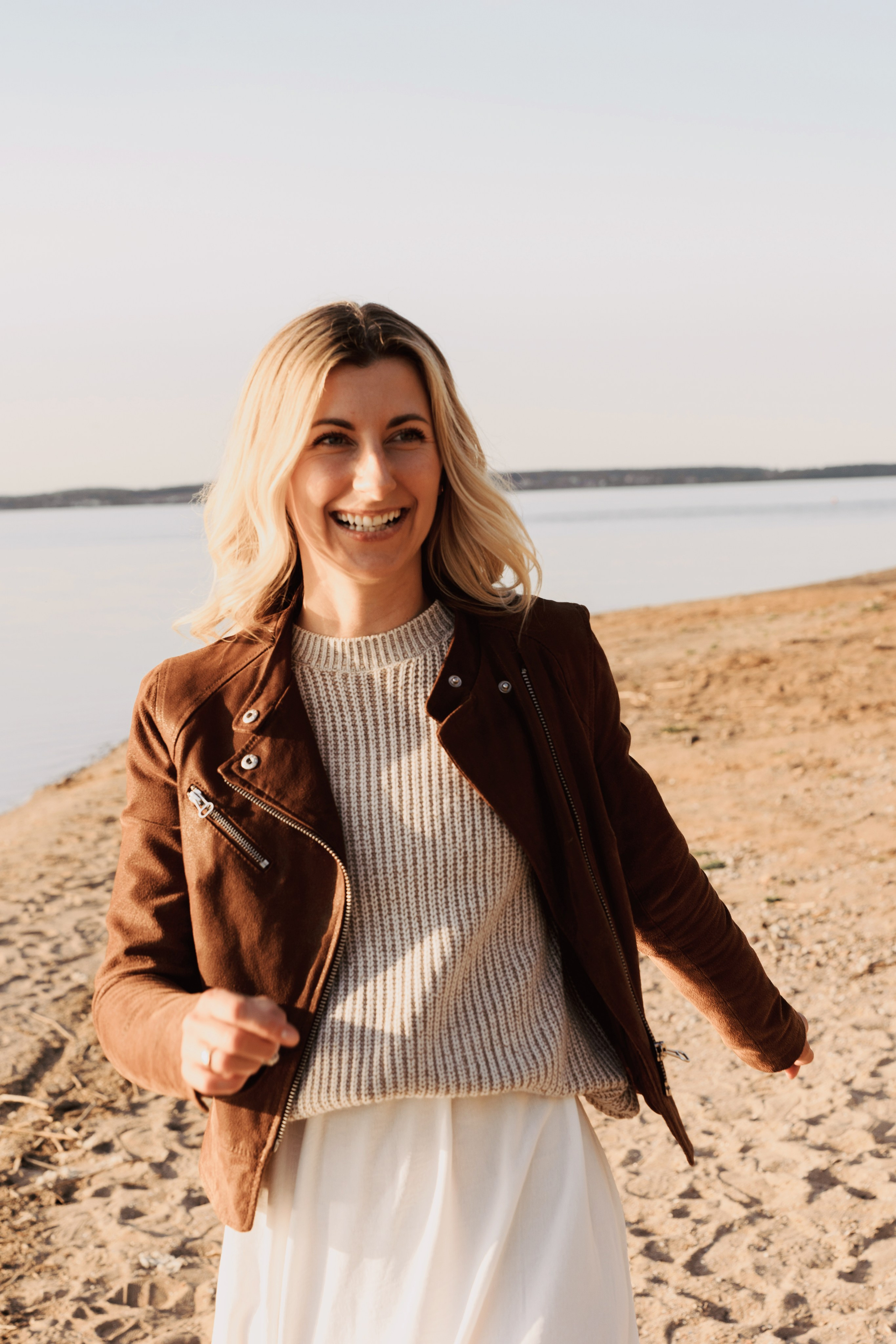 Весеннее тепло семьи на берегу Минского моря. Ваш семейный фотограф в Минске — Вика Трегубова