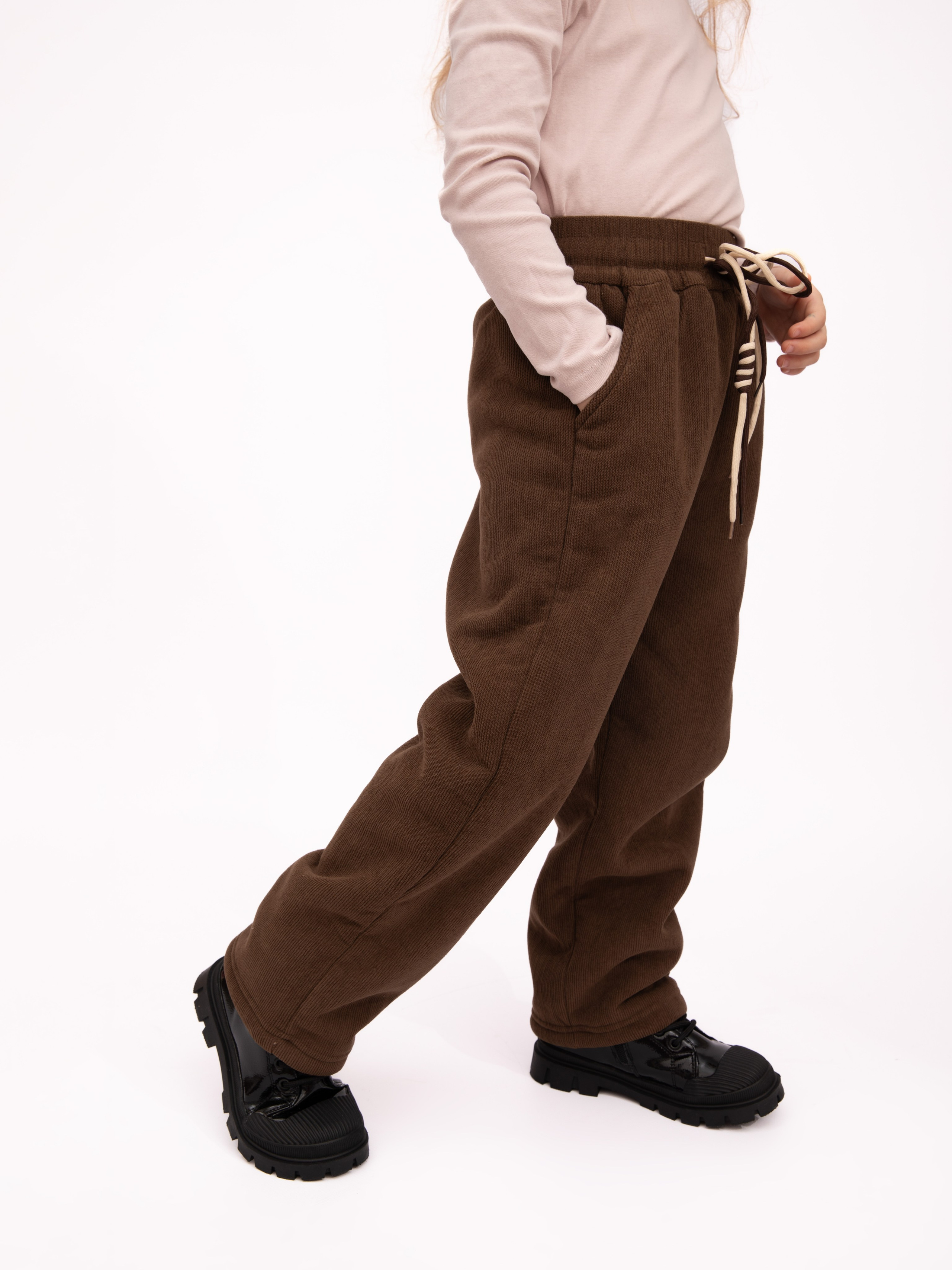 Детские брюки. Фотостудия предметной и модельной съёмки для маркетплейсов