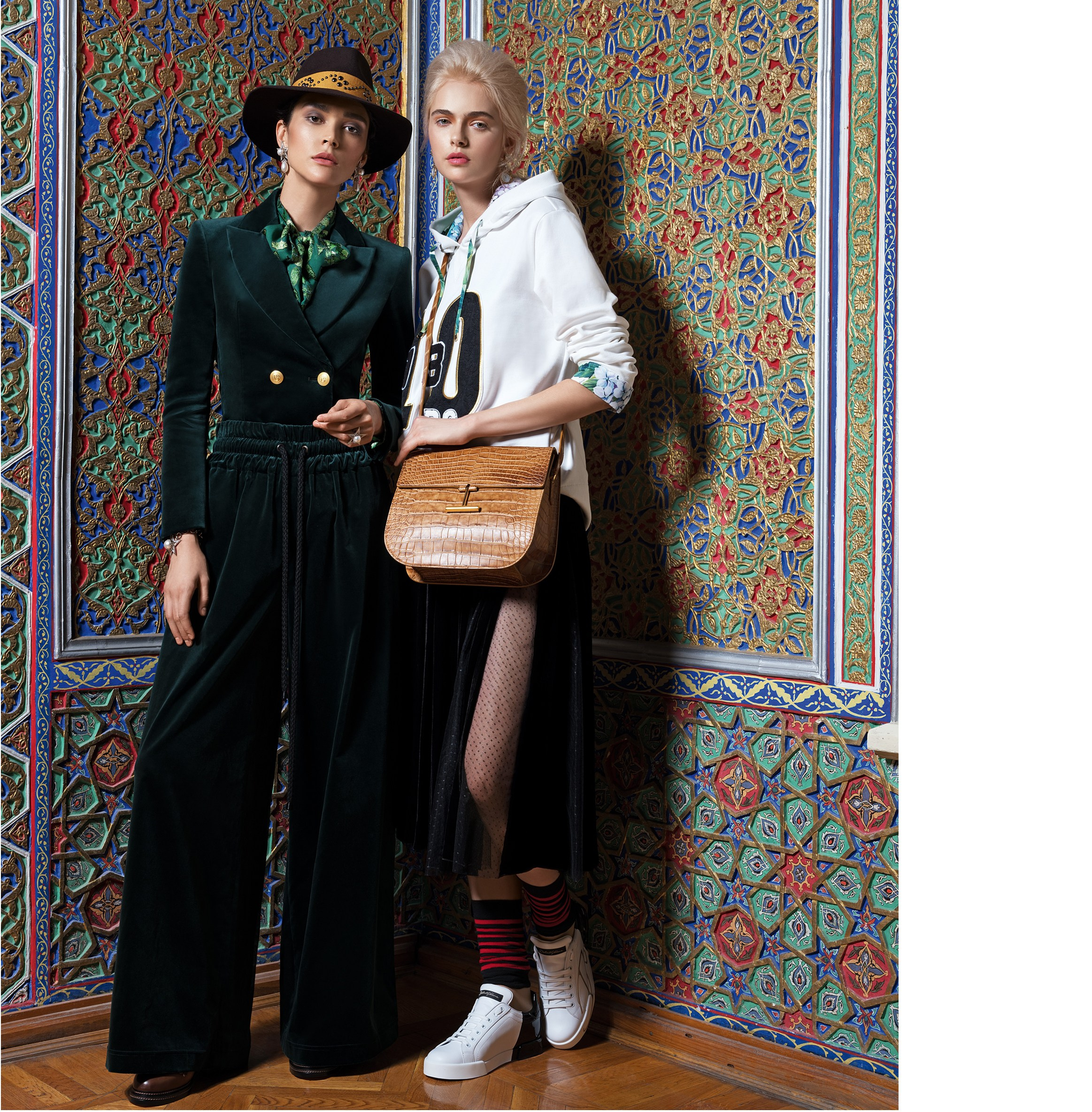 лукбук съёмка женской одежды и сумок в Алматы для moda magazine с акцентом на фактуру тканей, позирование моделей и использование в журнале и соцсетях