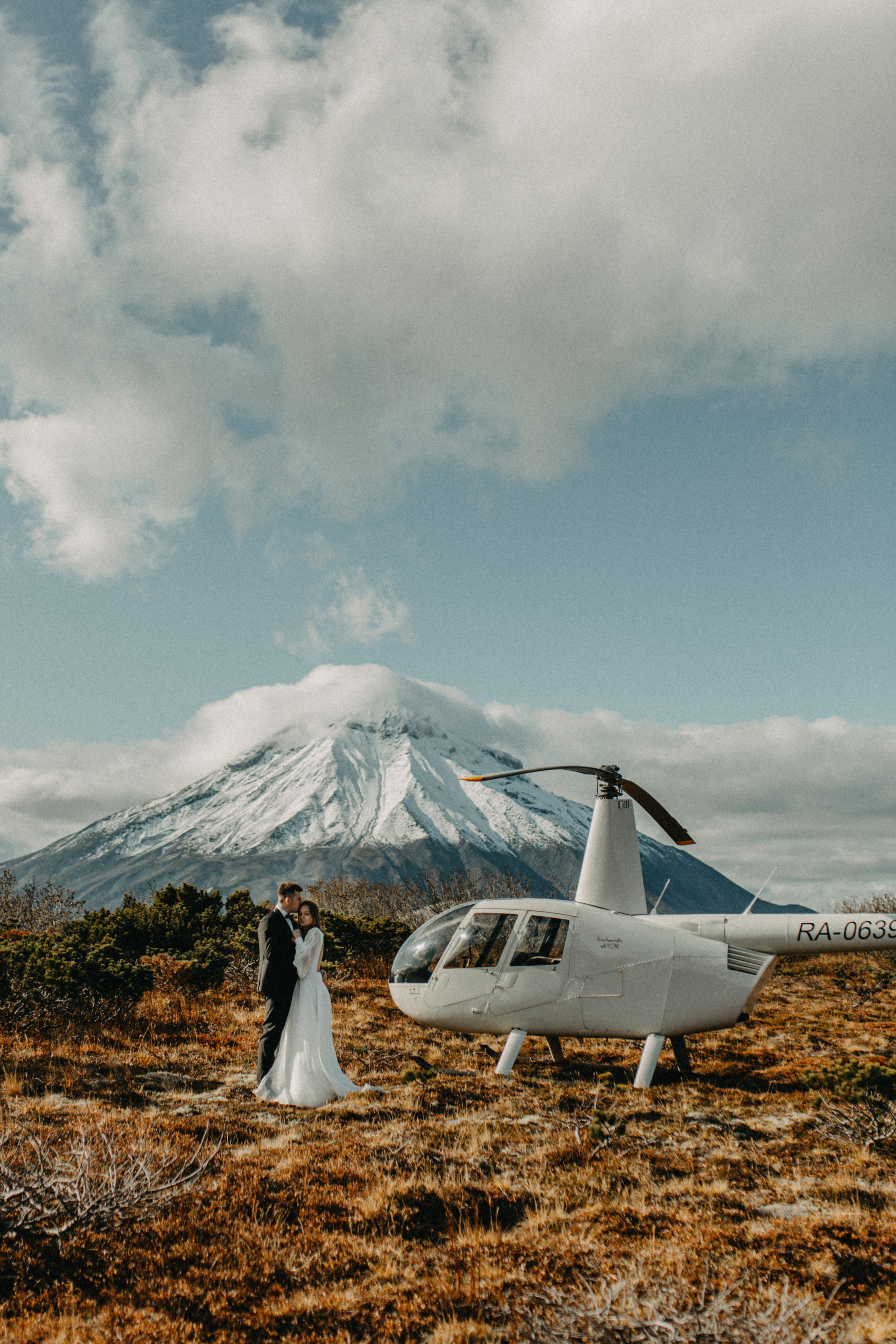 Вертолетный полет Бухта Жировая. Свадебное фото и видео на Камчатке. Туристические маршруты