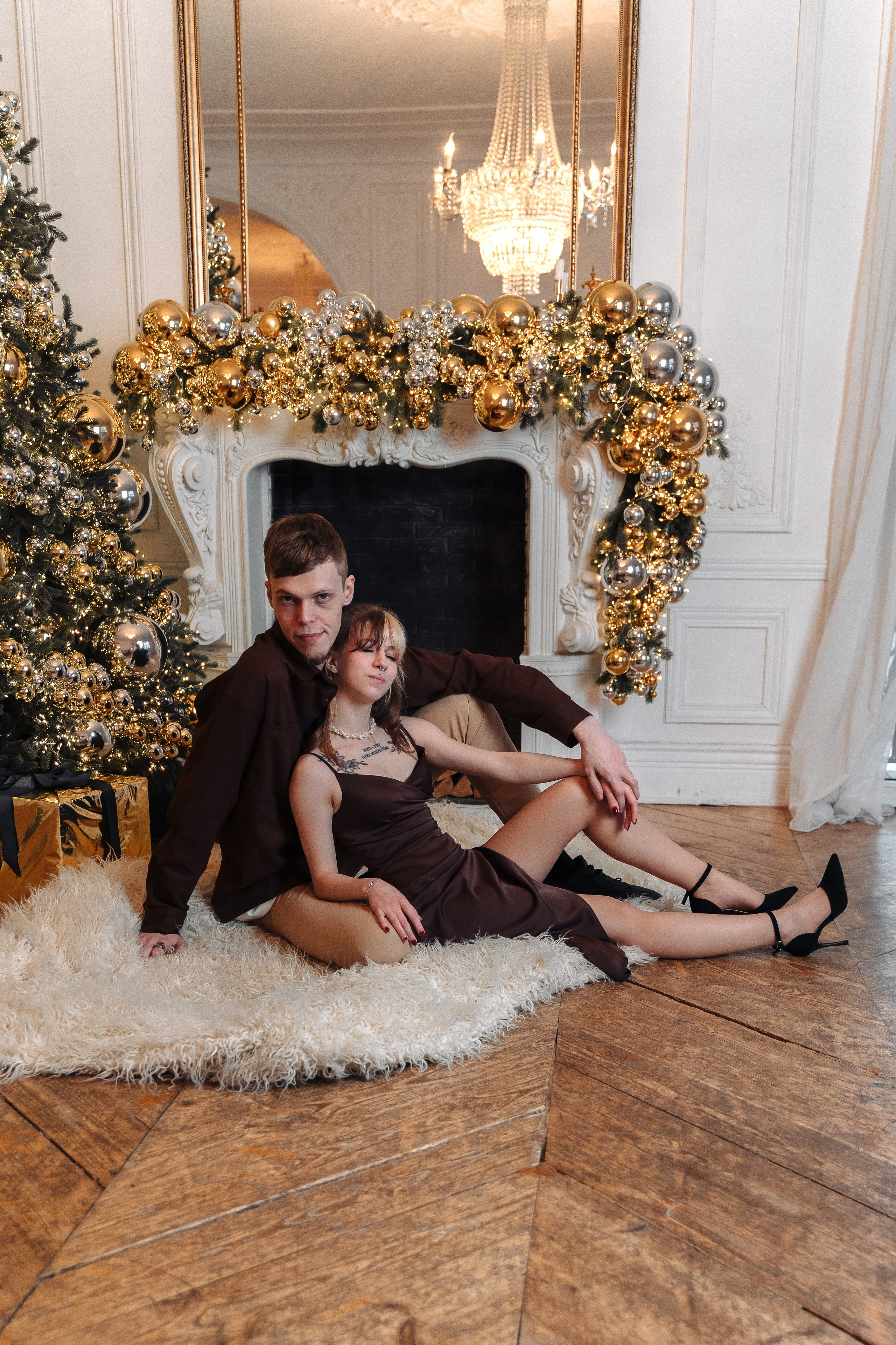 Зимняя фотосессия лавстори с предложением руки и сердца в фотостудии