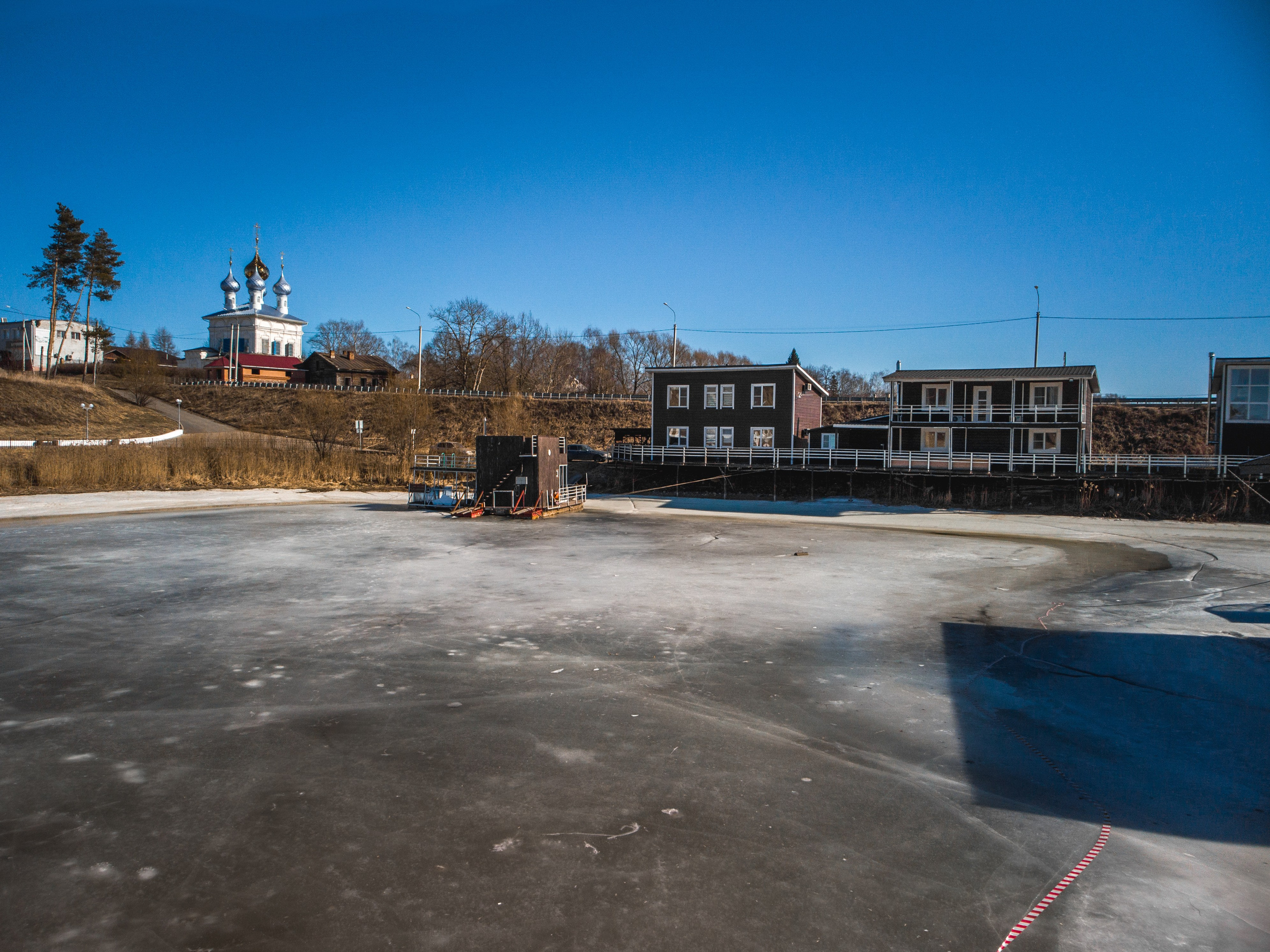 Баня на льду, человек в спасательном жилете, Некрасово, Малые соли, лёд, храм на заднем фоне