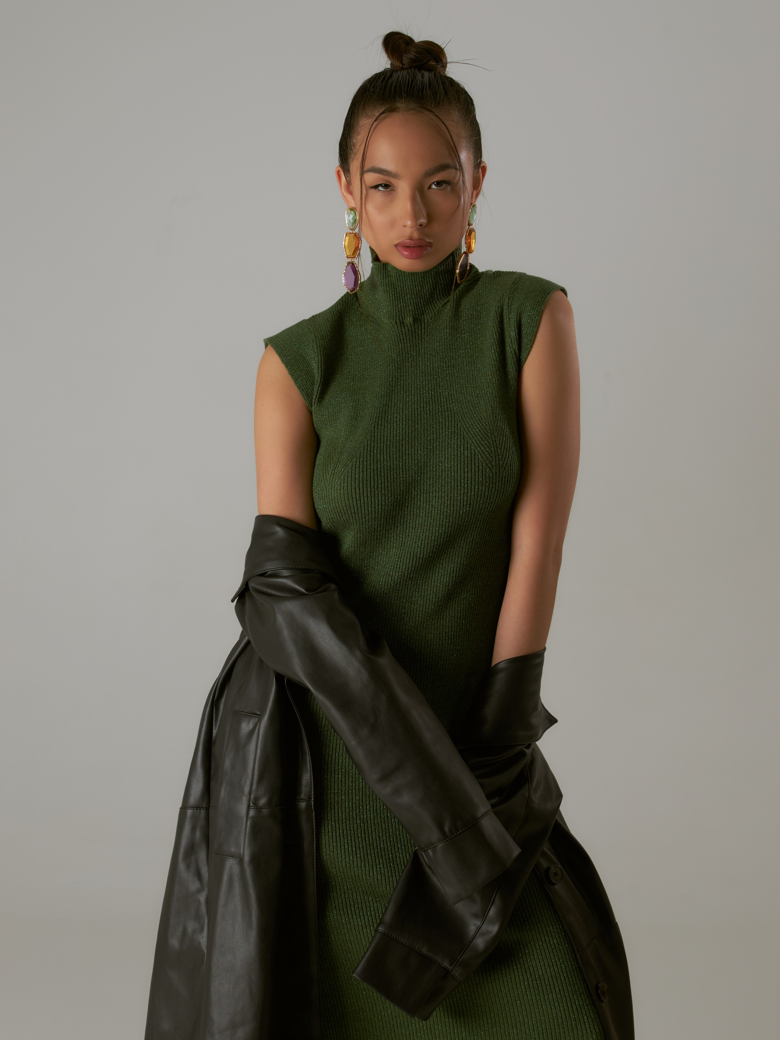 Лукбук, девушка в зеленом платье и в кожаном плаще