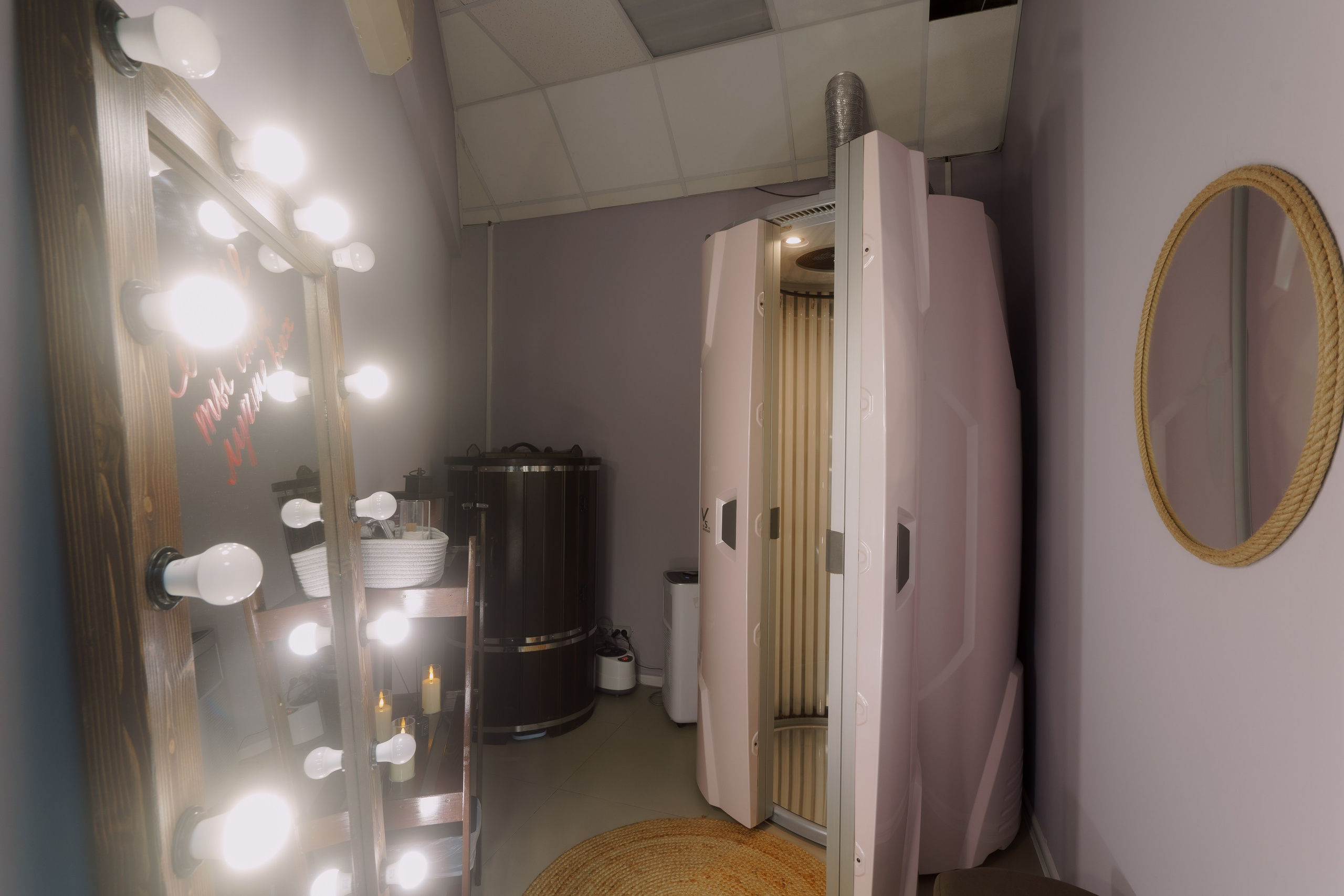 Интерьер комнаты с кедровой бочкой и солярием