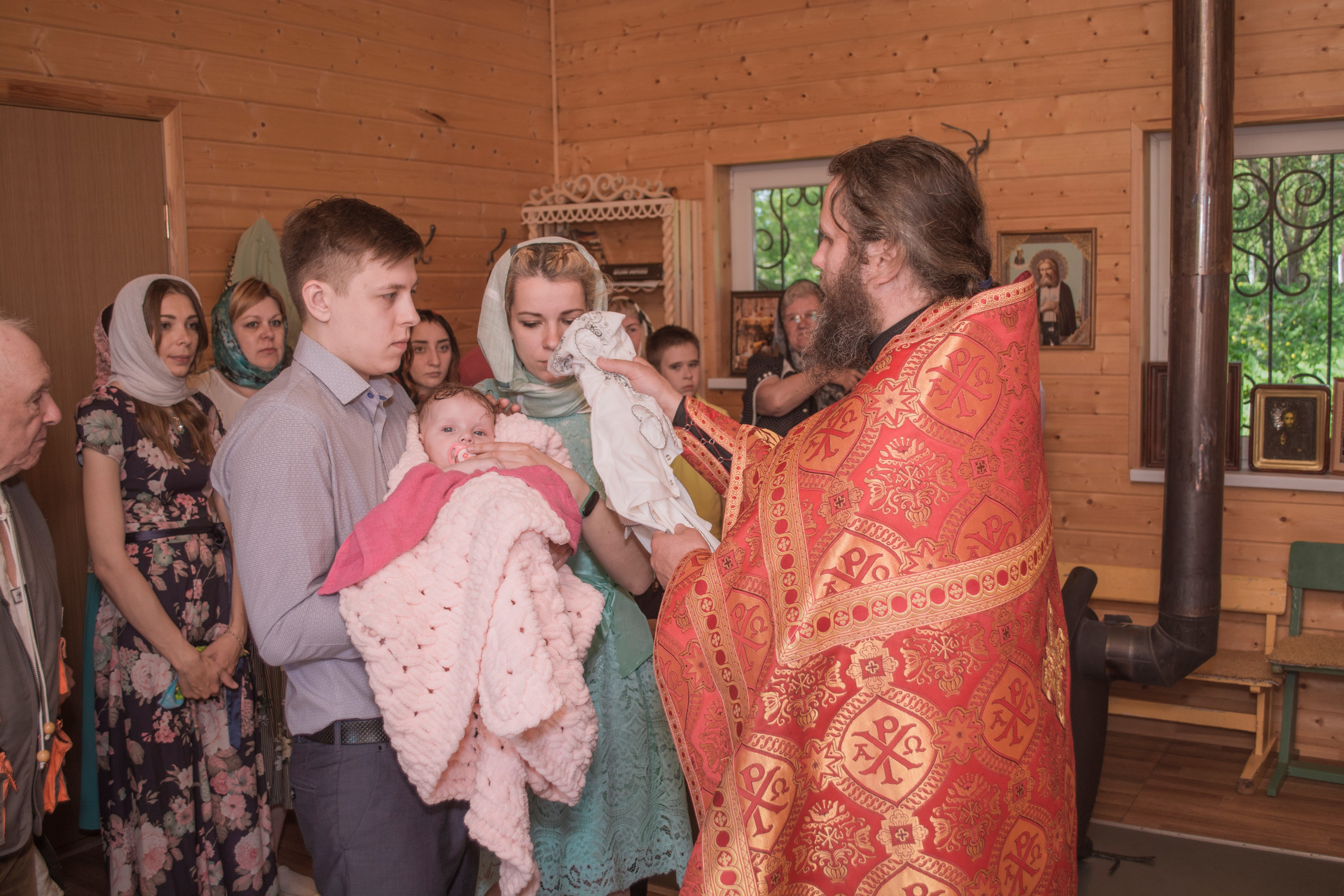 Крещение Василисы в храме Николая Чудотворца в д. Старый погост. Фотограф Евгений Егоров